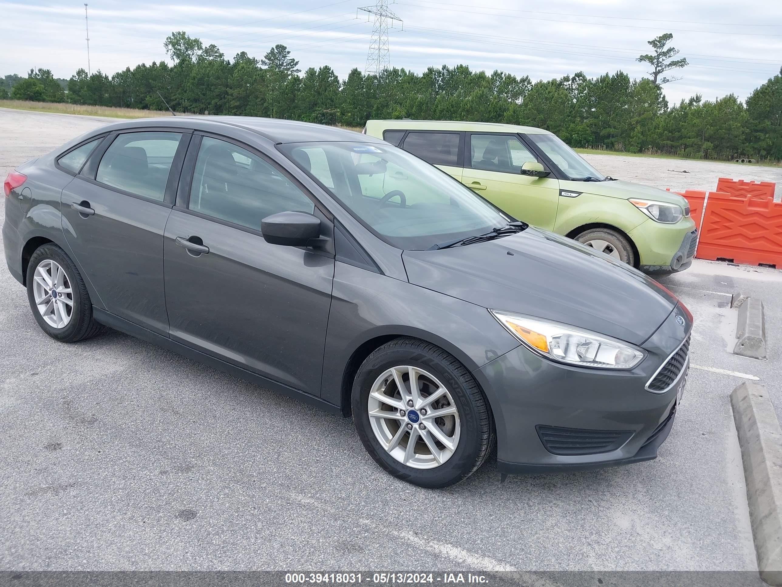 ford focus 2018 1fadp3f24jl328258