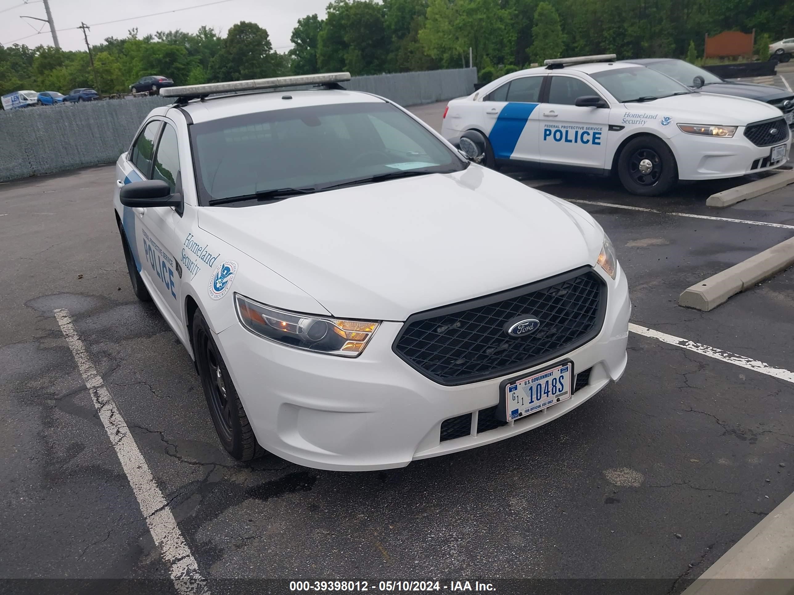 ford police 2017 1fahp2l82hg109239
