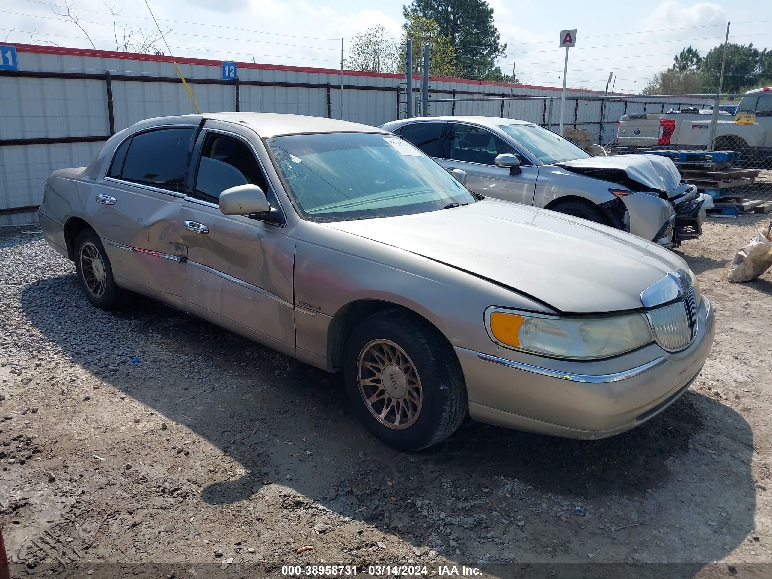 lincoln town car 2000 1ln8m82w4yy884072