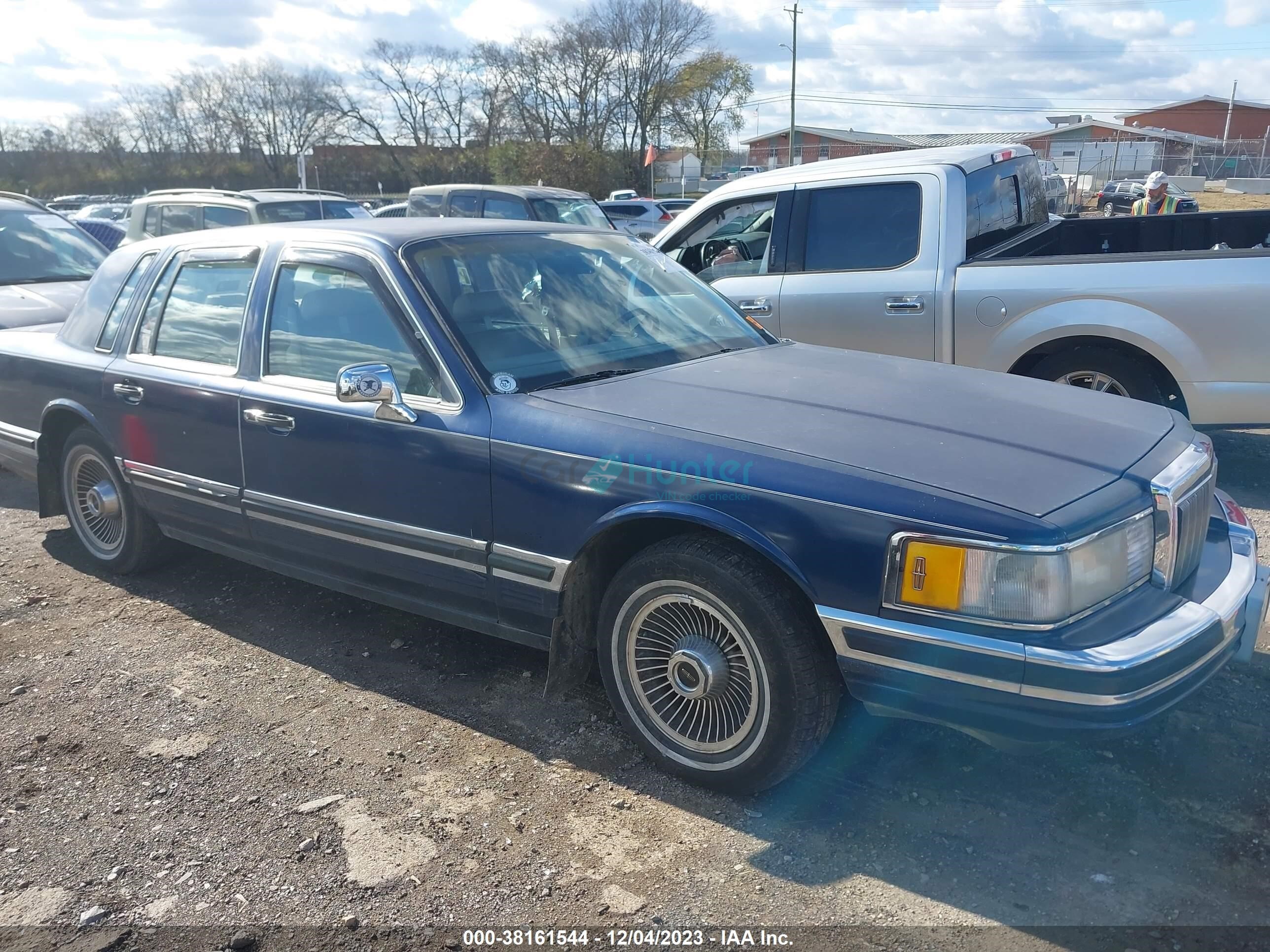 lincoln town car 1990 1lncm81f9ly748153