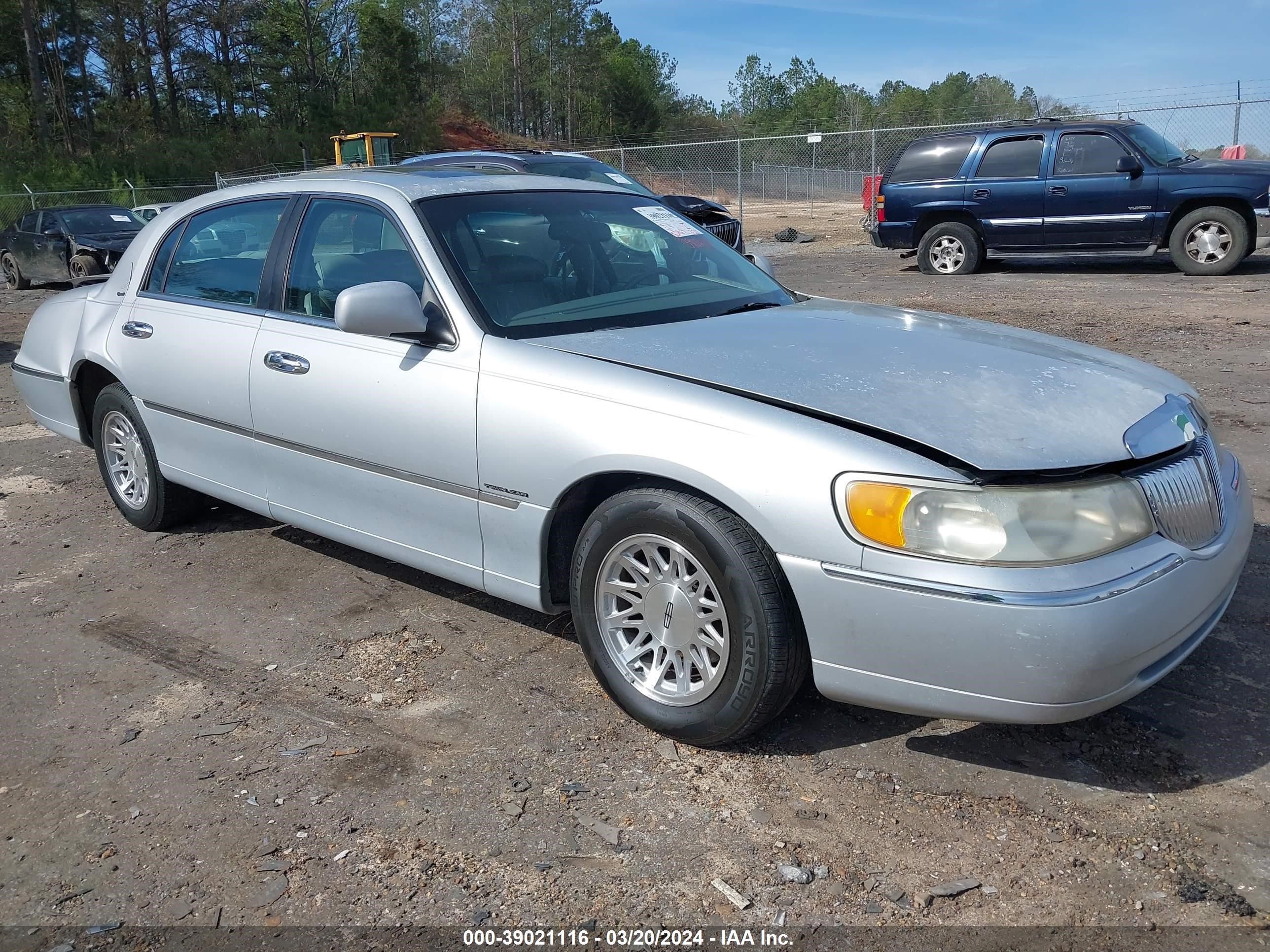 lincoln town car 1999 1lnfm82w2xy603621