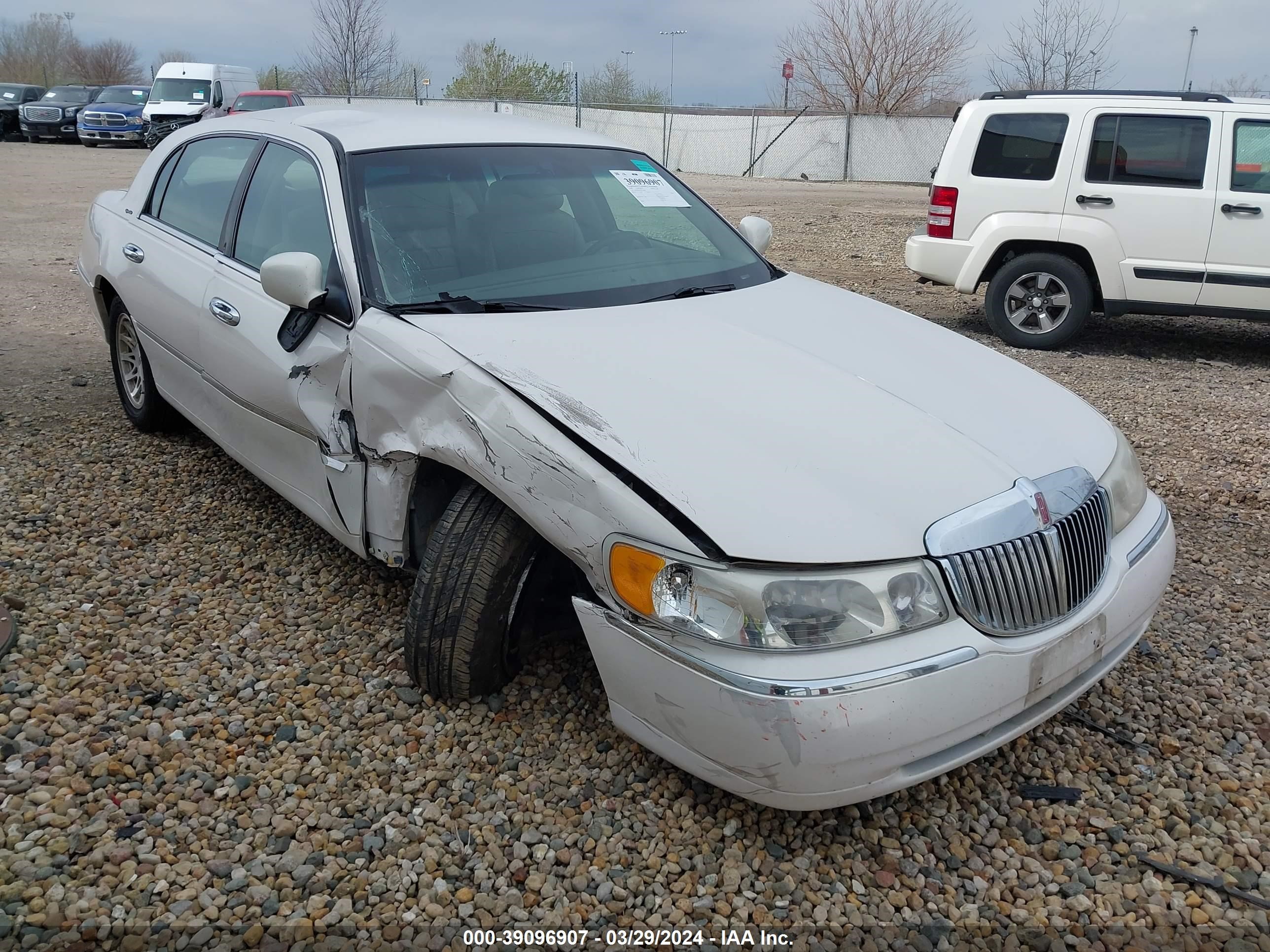 lincoln town car 1998 1lnfm82w3wy728058