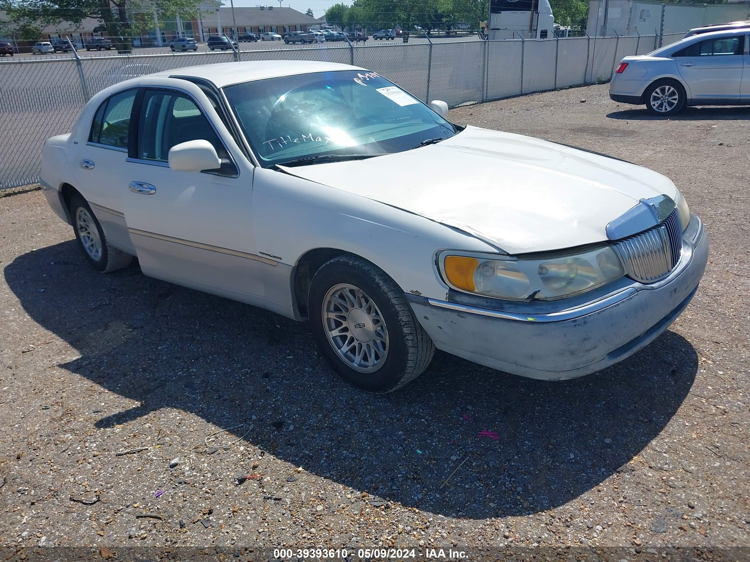 lincoln town car 1999 1lnfm82w8xy613554