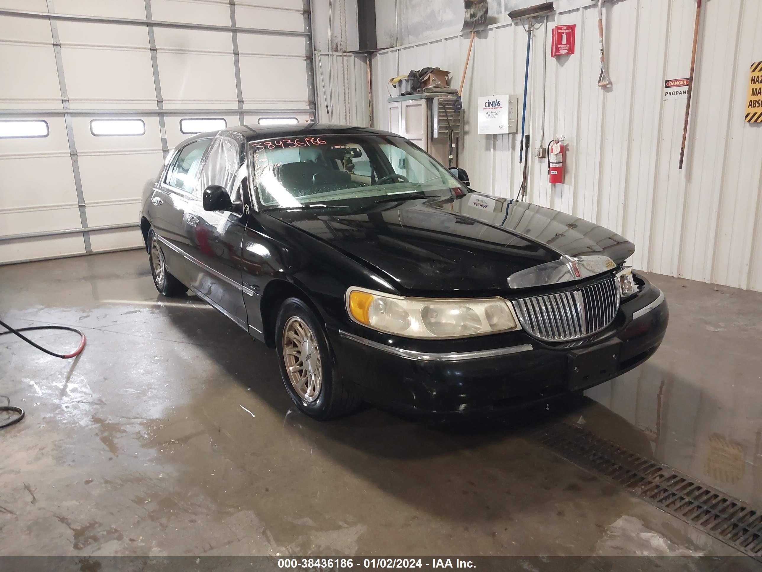 lincoln town car 1998 1lnfm82wxwy679523