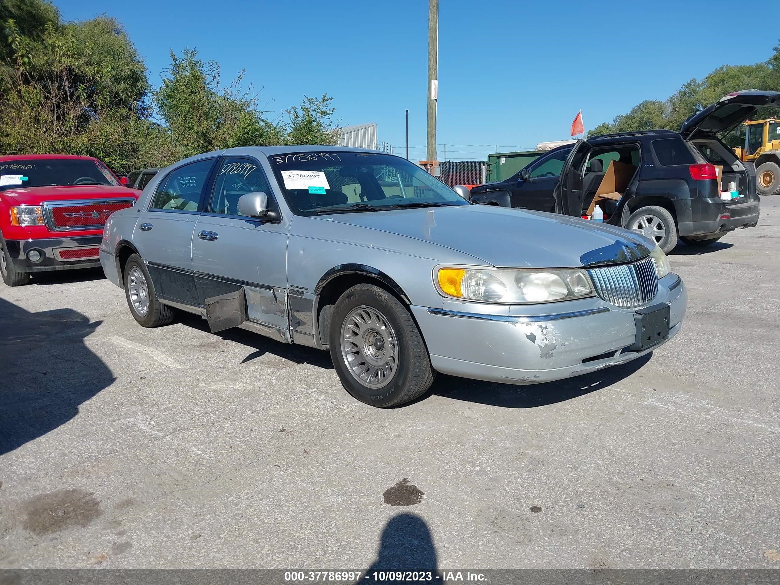 lincoln town car 1998 1lnfm83w0wy702242