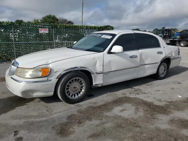 lincoln town car c 1998 1lnfm83w3wy654929