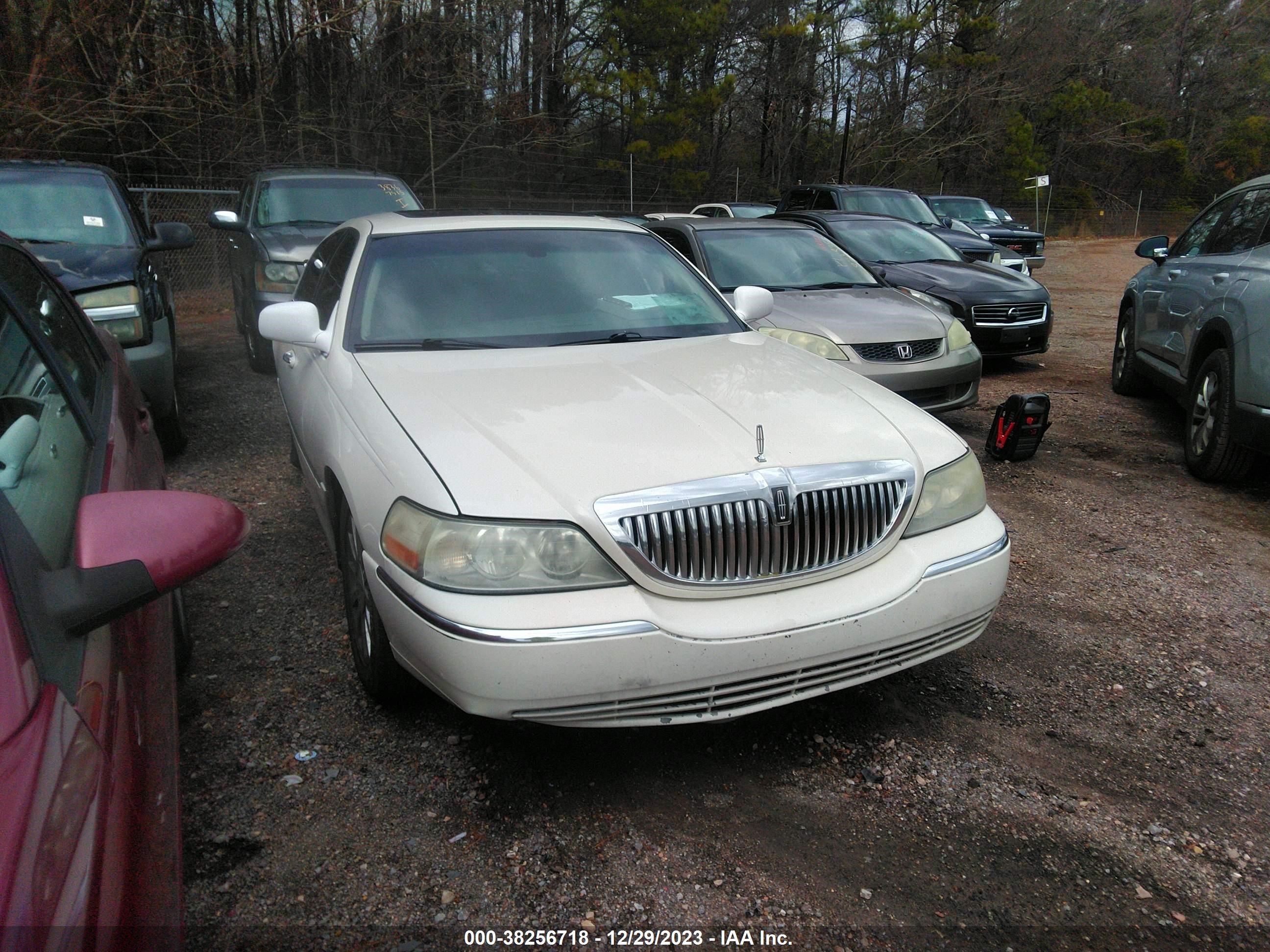 lincoln town car 2006 1lnhm81v56y644308