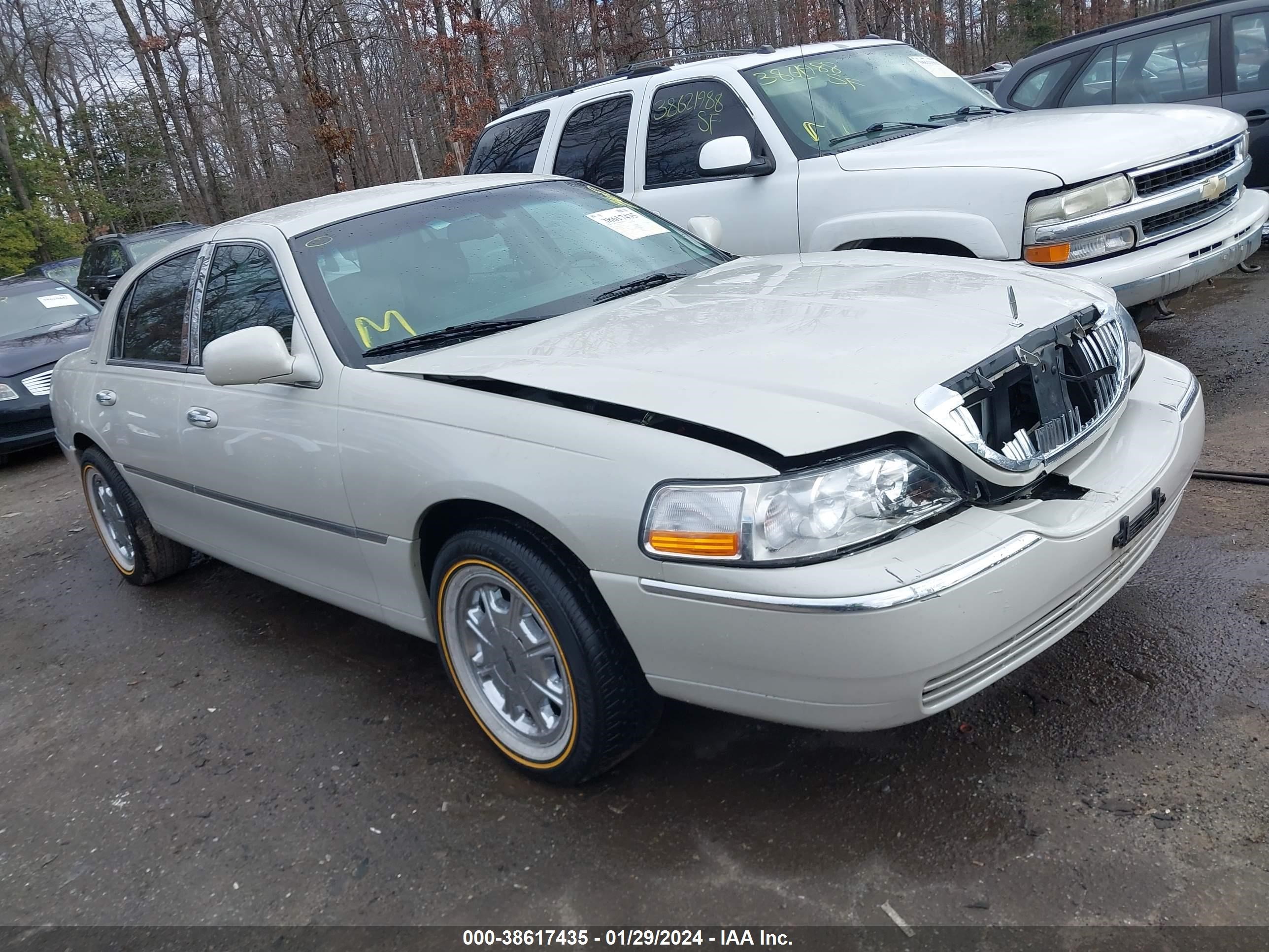 lincoln town car 2007 1lnhm81v87y616651