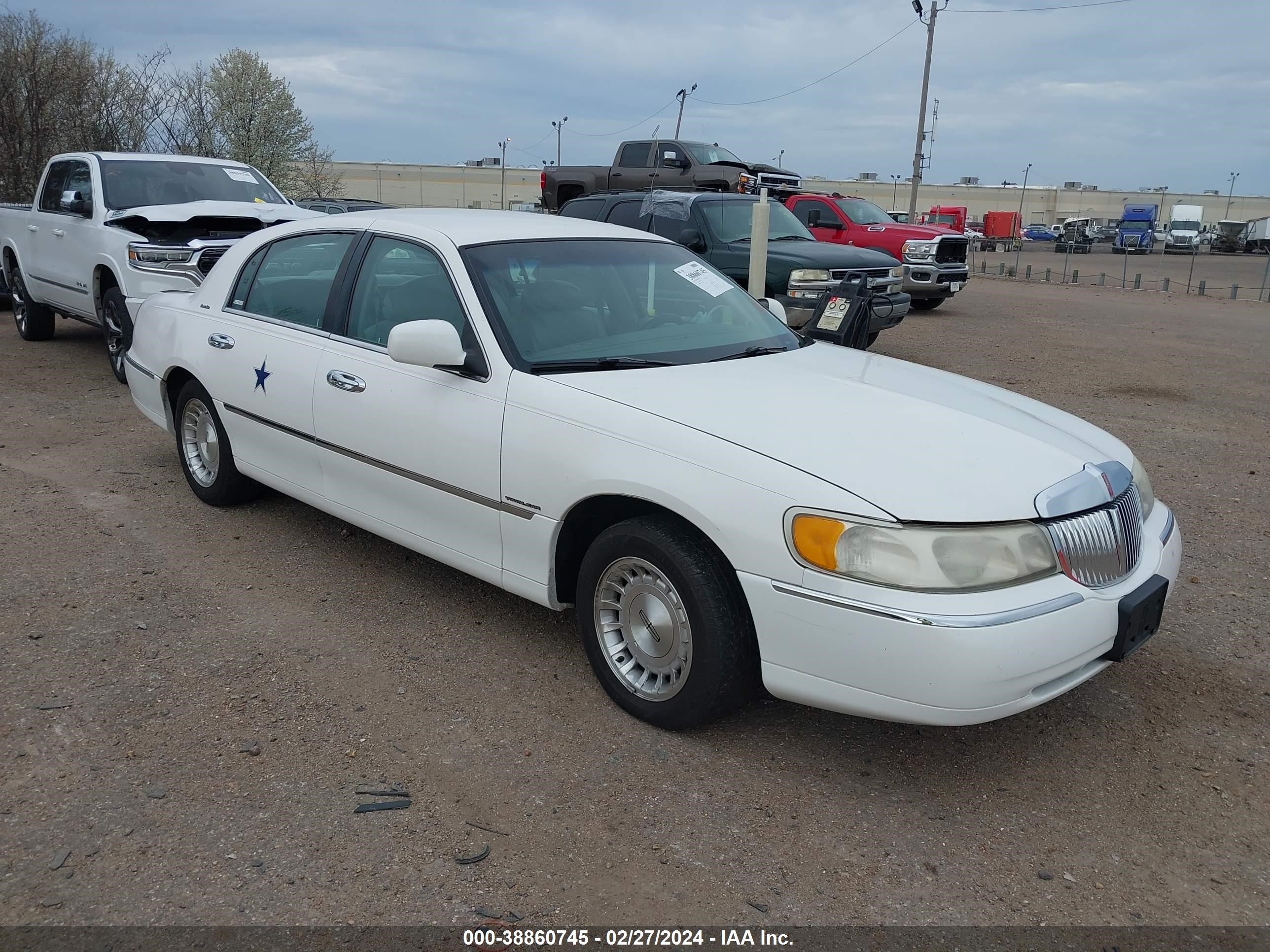 lincoln town car 1999 1lnhm81w0xy641018