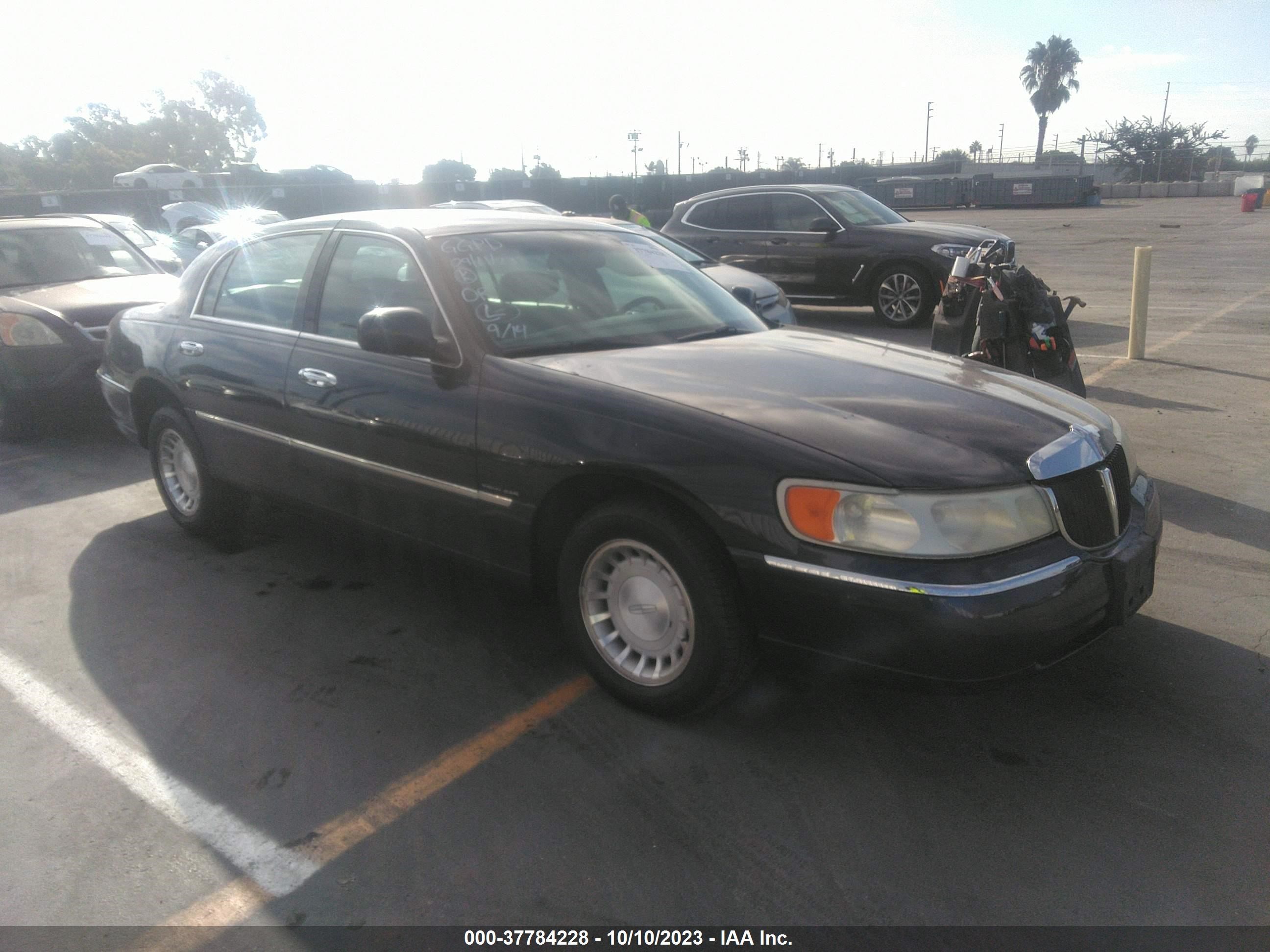 lincoln town car 2001 1lnhm81w11y695368