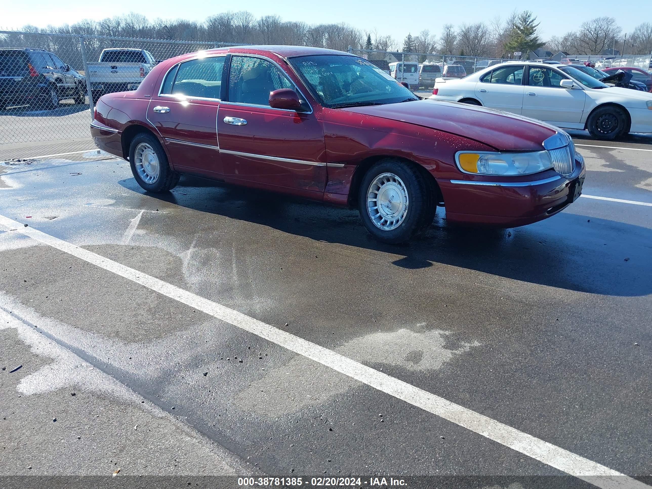 lincoln town car 1999 1lnhm81w1xy646048