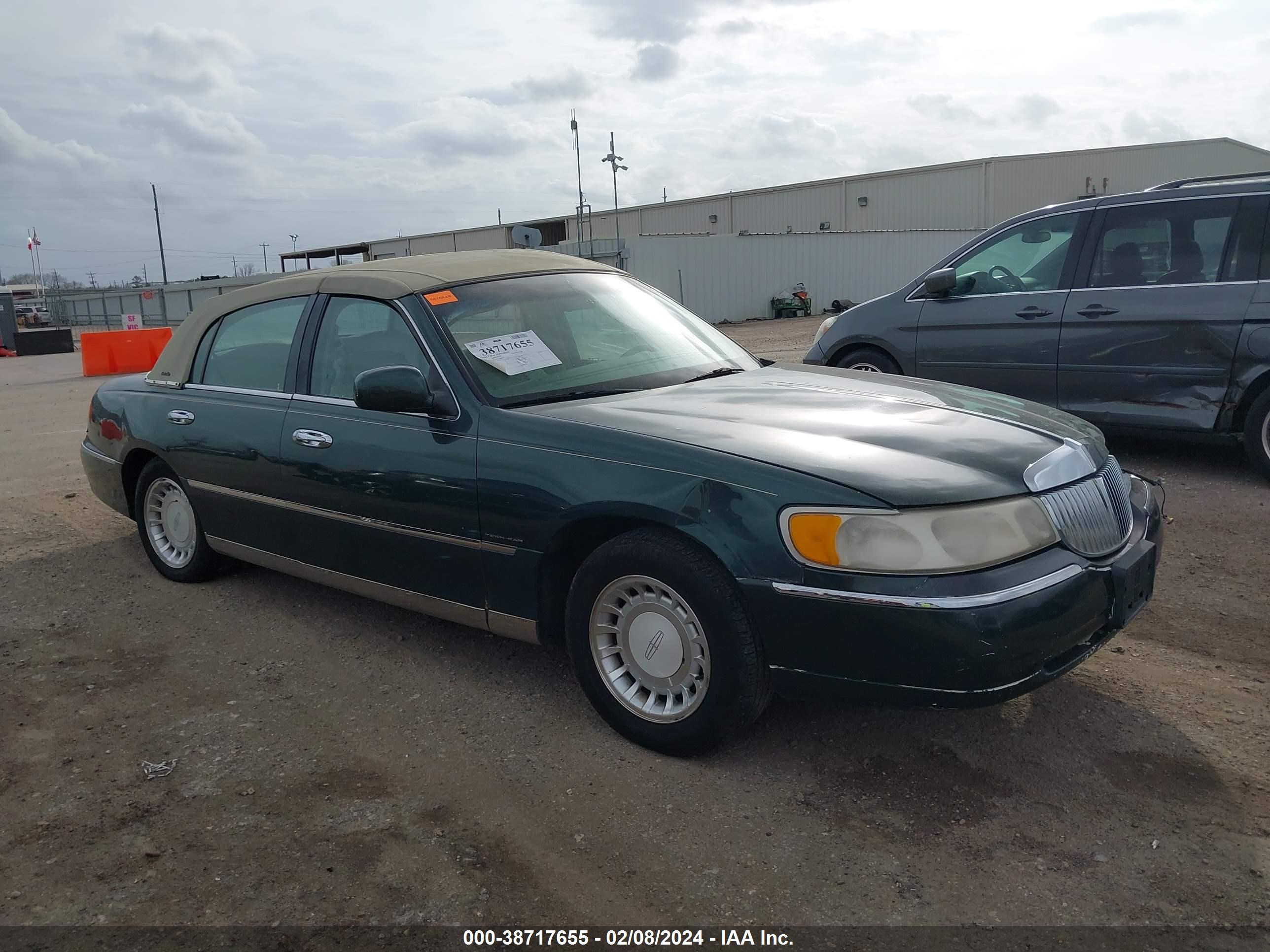 lincoln town car 2000 1lnhm81w1yy820976