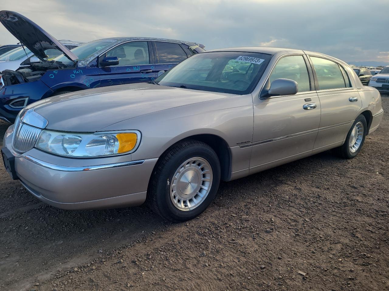 lincoln town car 2002 1lnhm81w22y658492