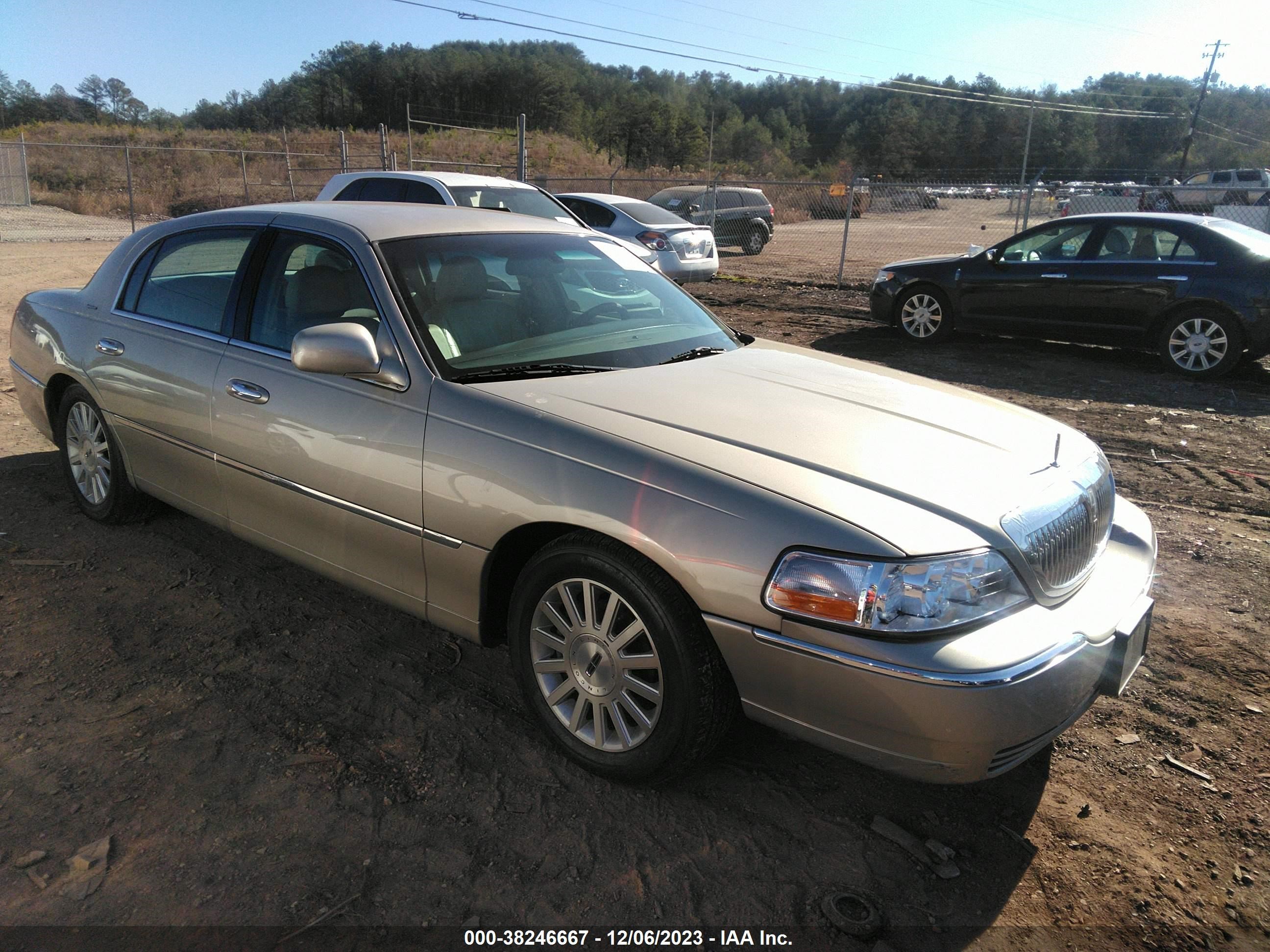 lincoln town car 2004 1lnhm81w24y647351