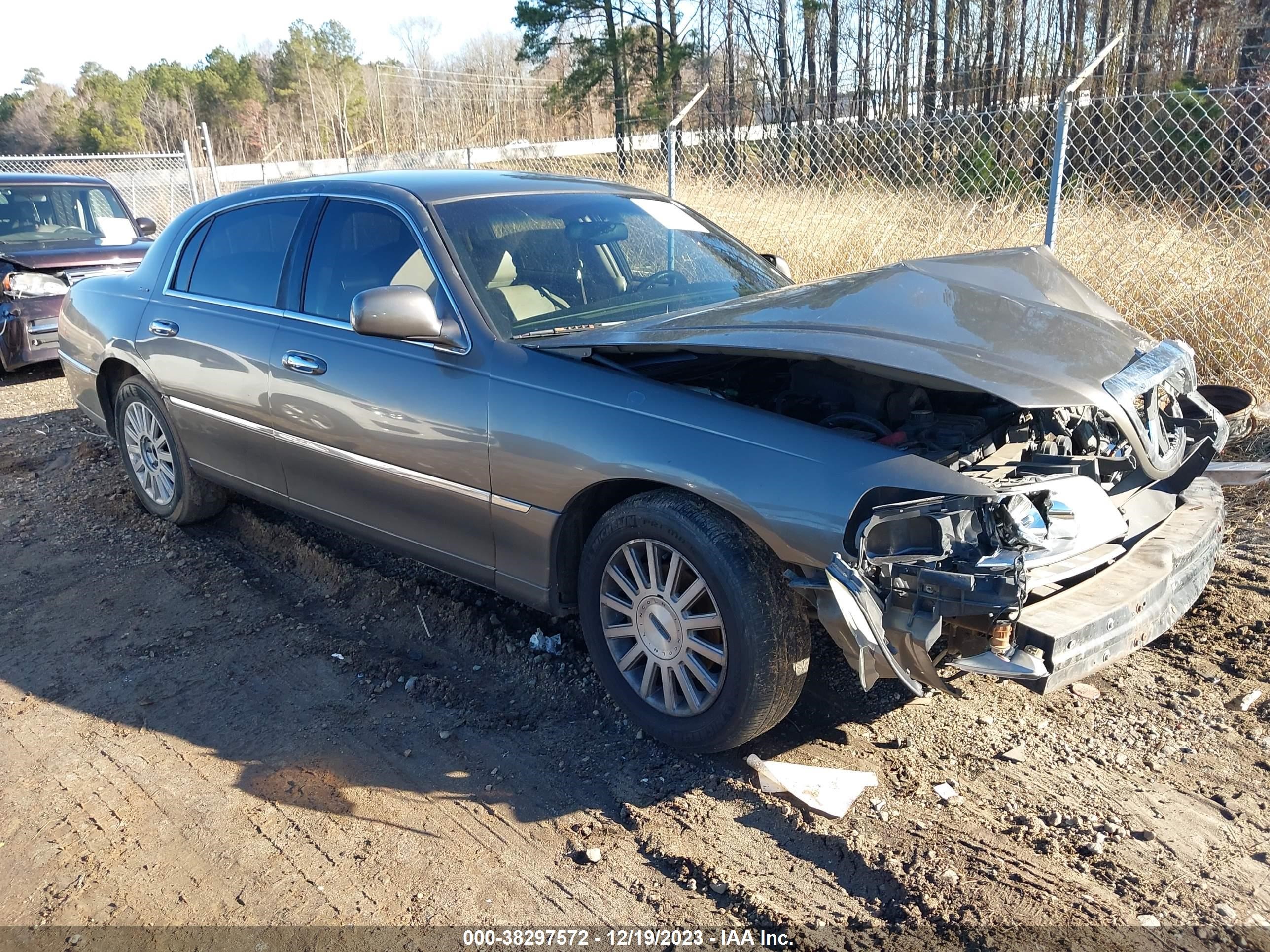 lincoln town car 2003 1lnhm81w33y690157