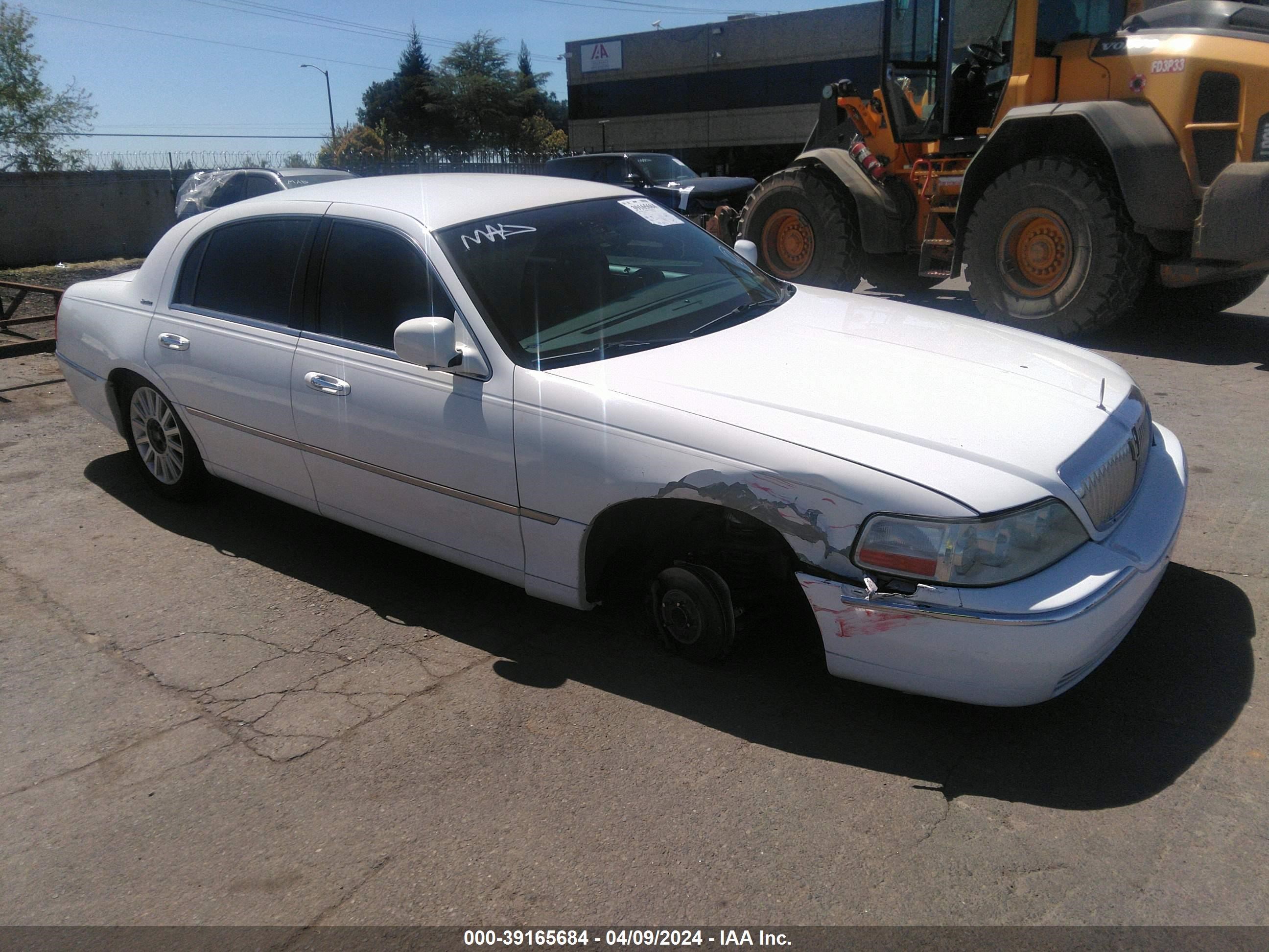 lincoln town car 2004 1lnhm81w34y647813