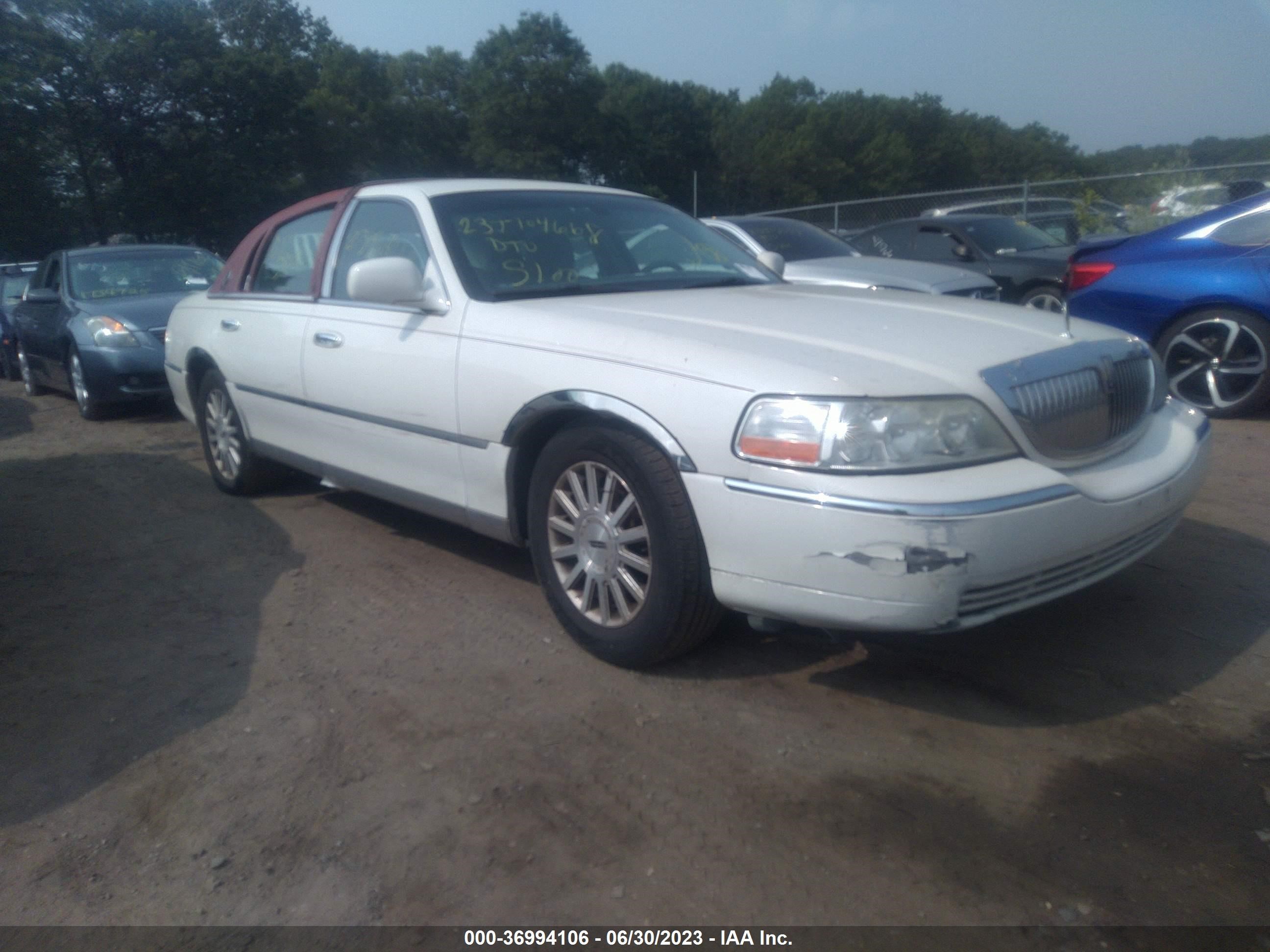 lincoln town car 2004 1lnhm81w34y671030