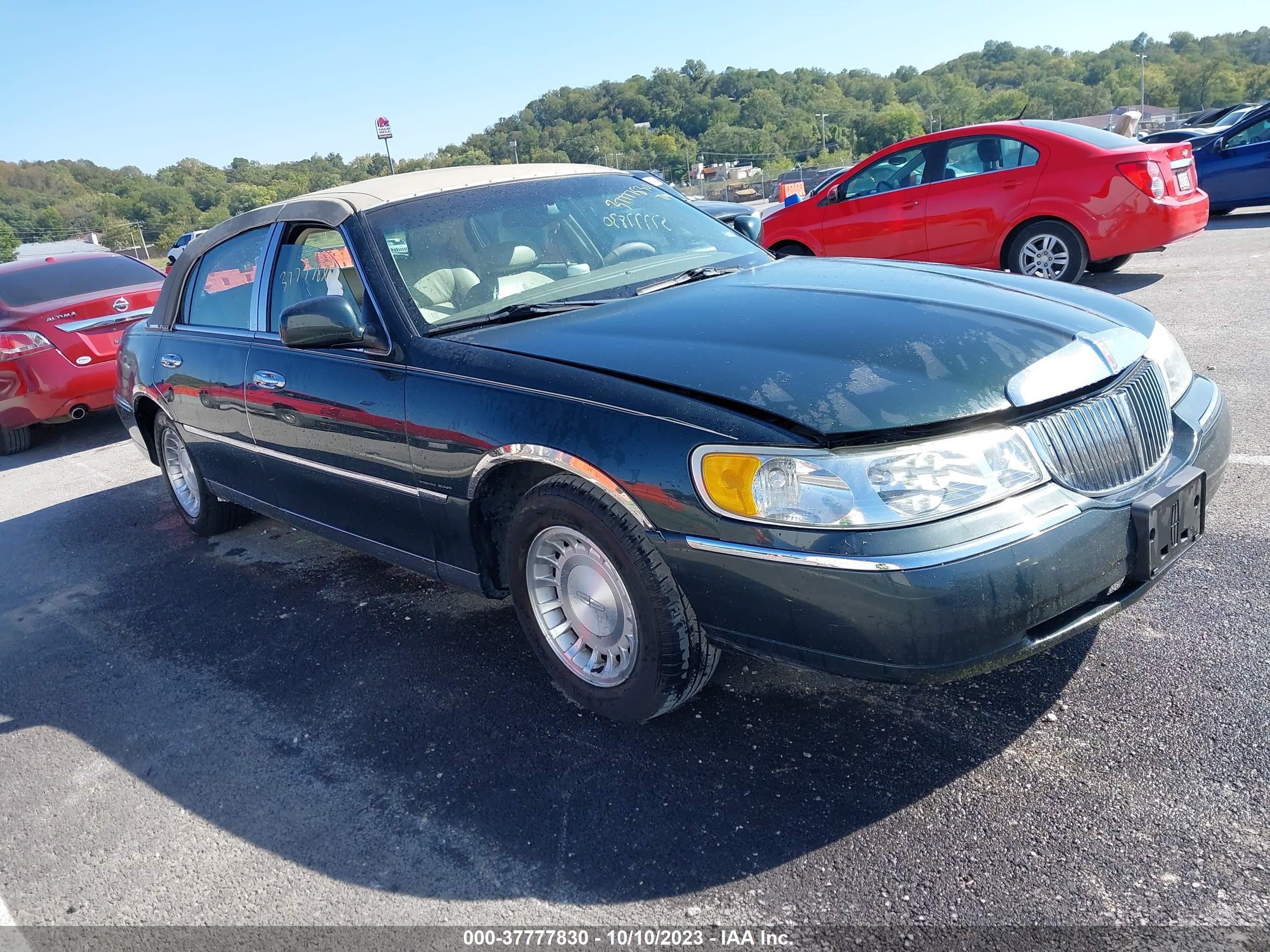 lincoln town car 2002 1lnhm81w42y617913