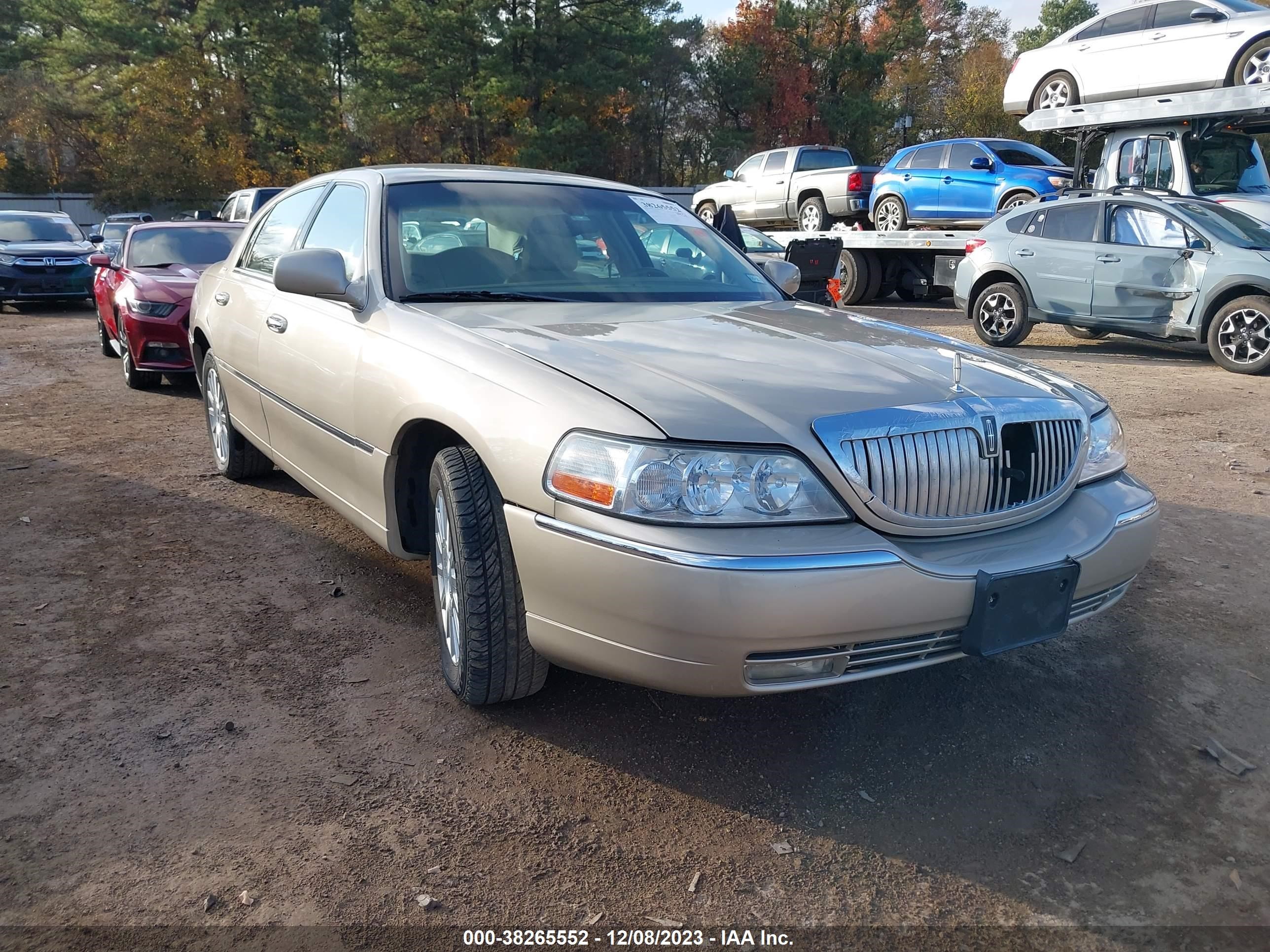 lincoln town car 2004 1lnhm81w44y607465