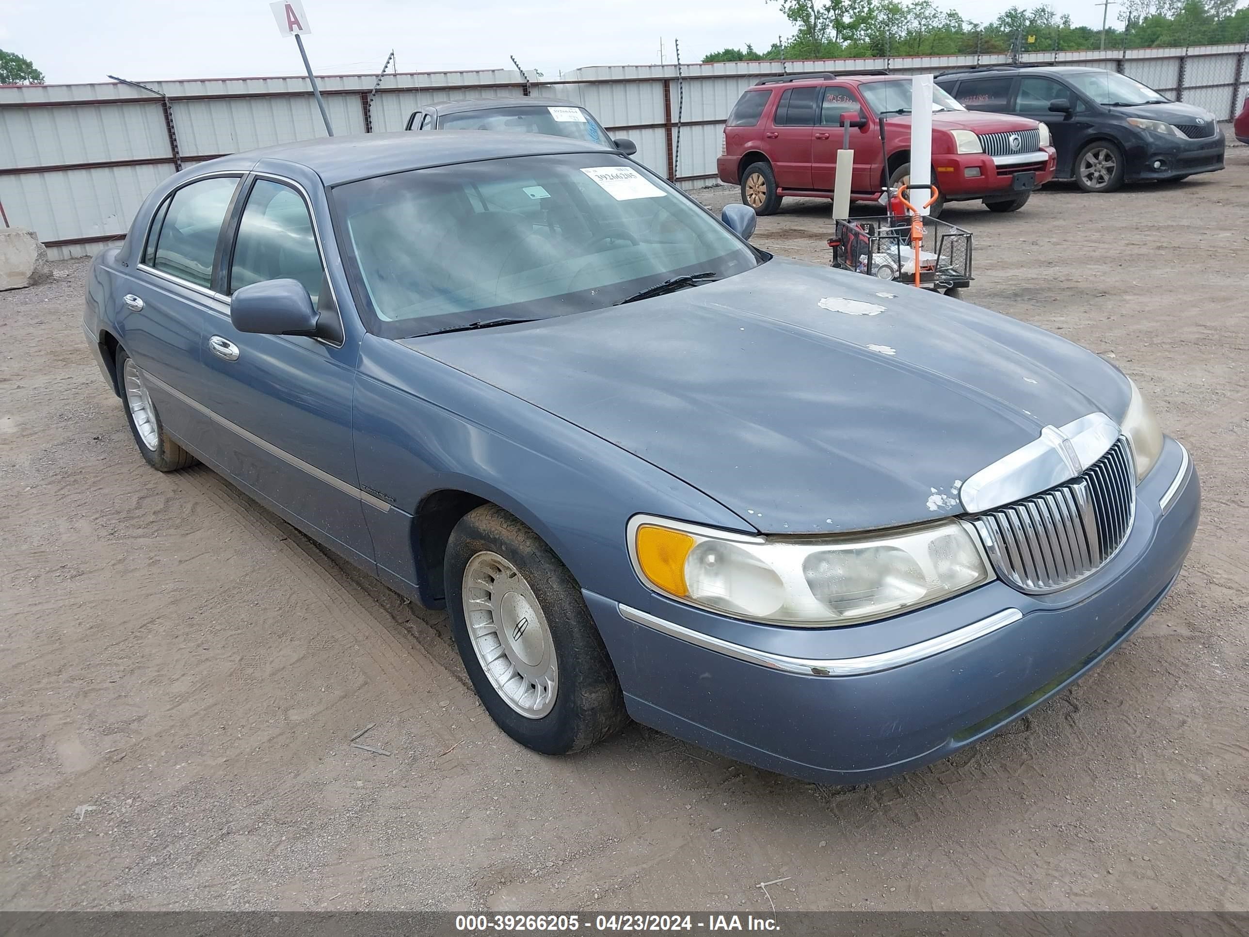 lincoln town car 1999 1lnhm81w4xy691615