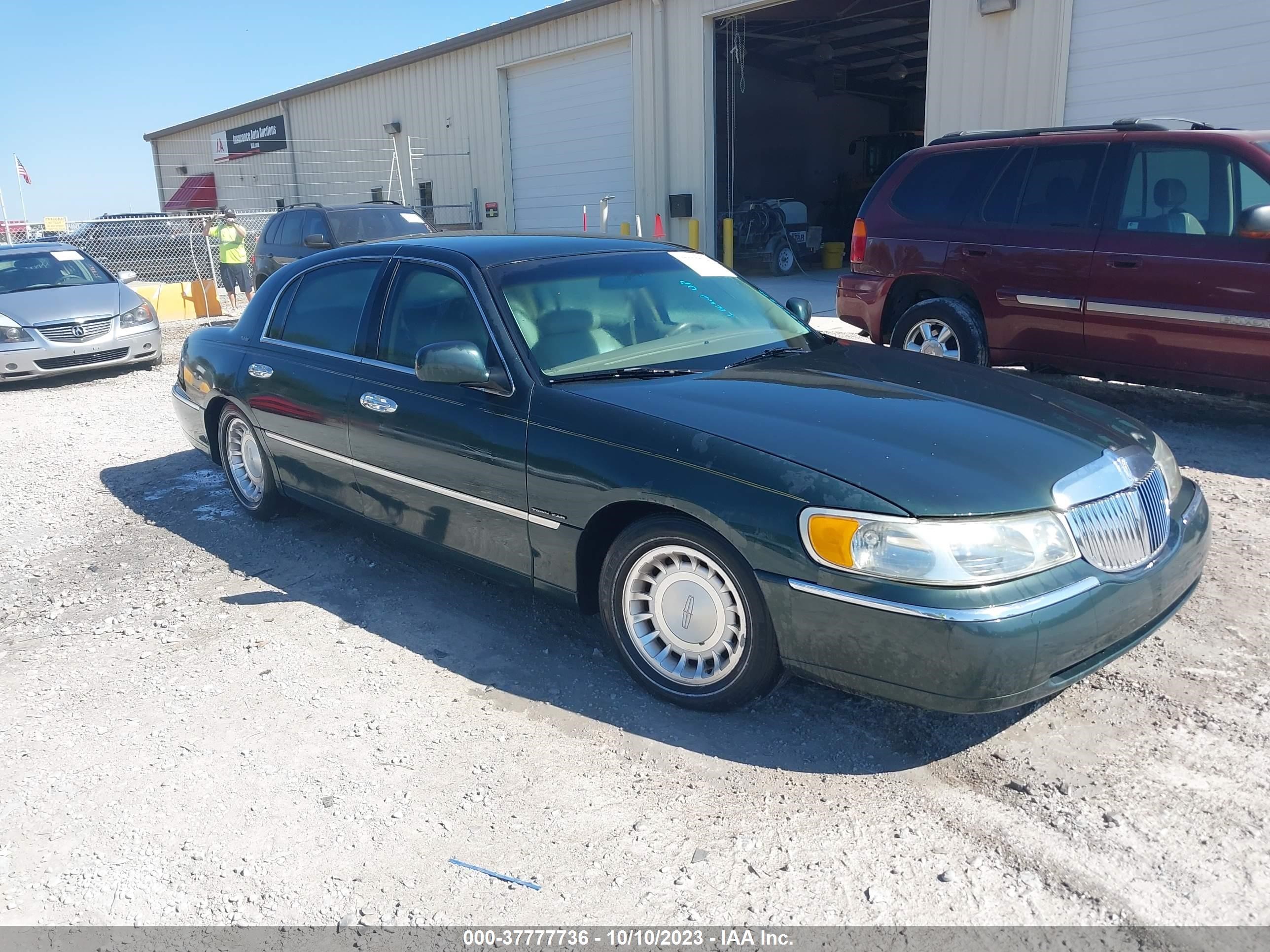 lincoln town car 2000 1lnhm81w4yy770140