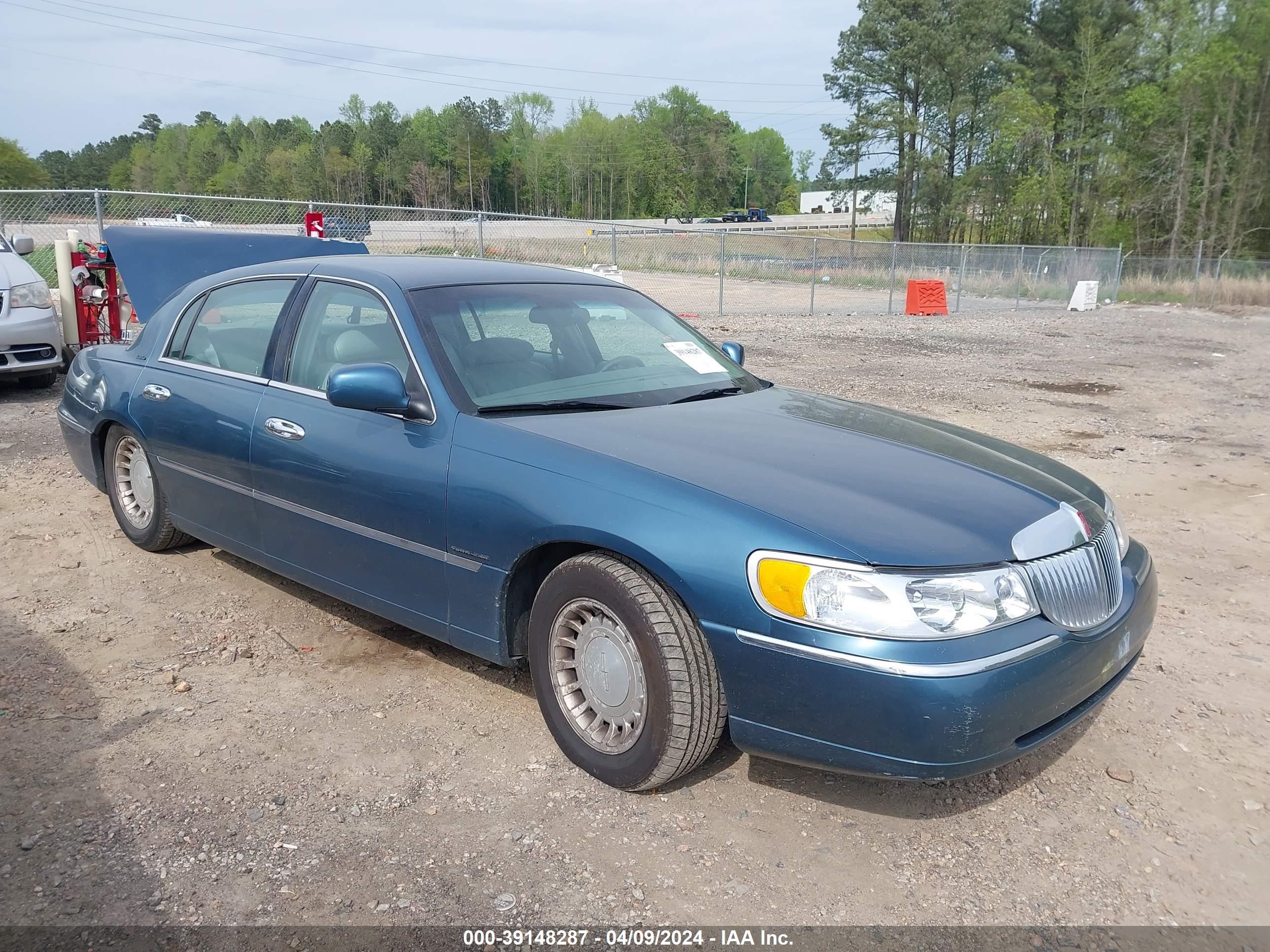 lincoln town car 2001 1lnhm81w51y645461