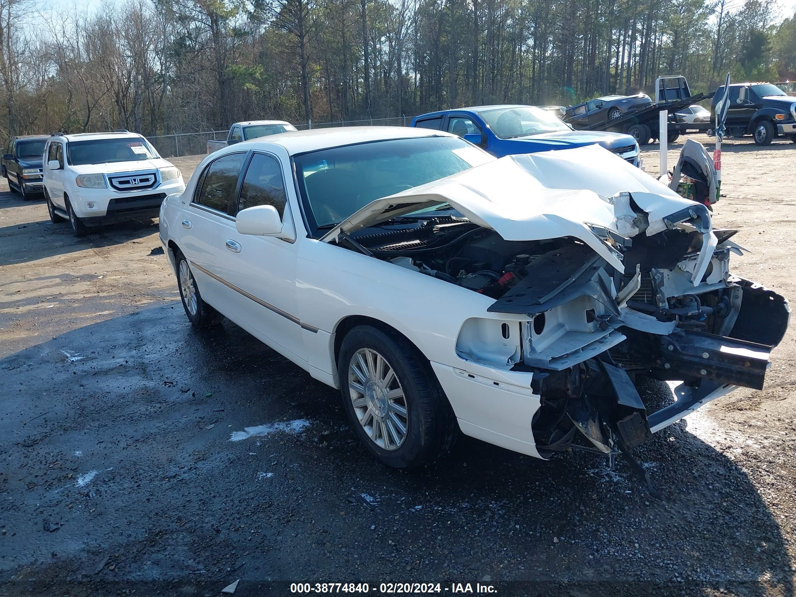 lincoln town car 2003 1lnhm81w53y667768