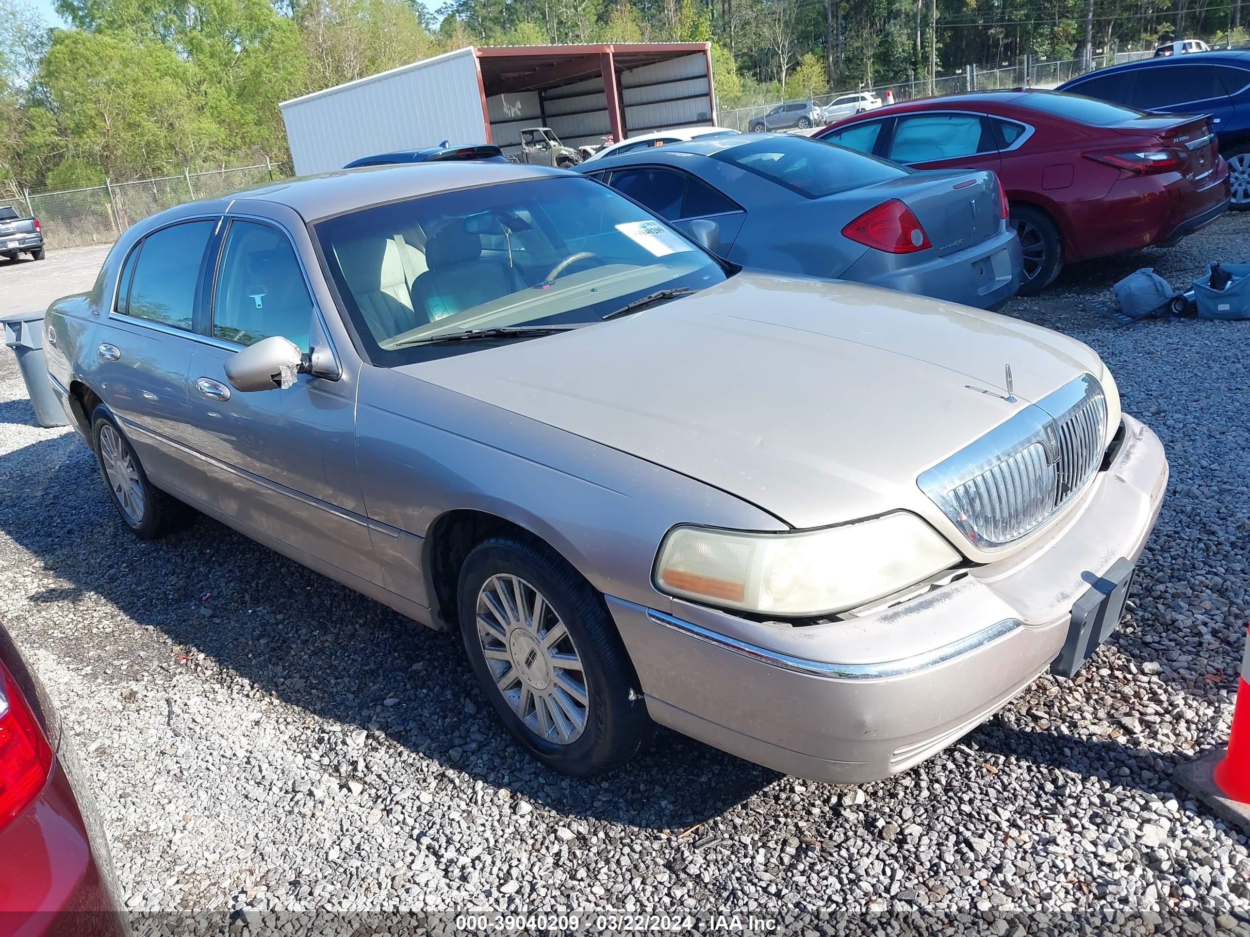 lincoln town car 2003 1lnhm81w53y672176