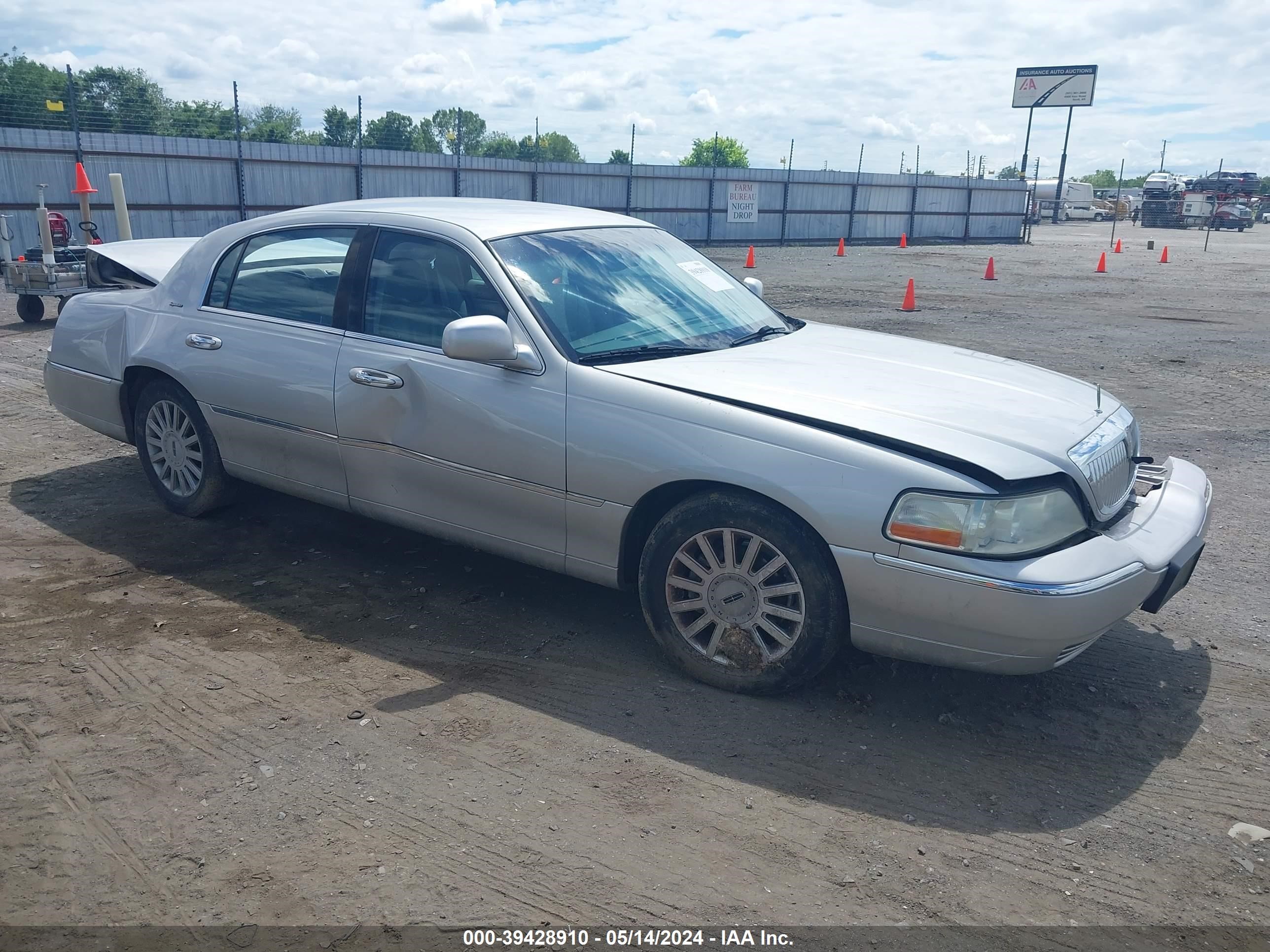 lincoln town car 2005 1lnhm81w55y626544