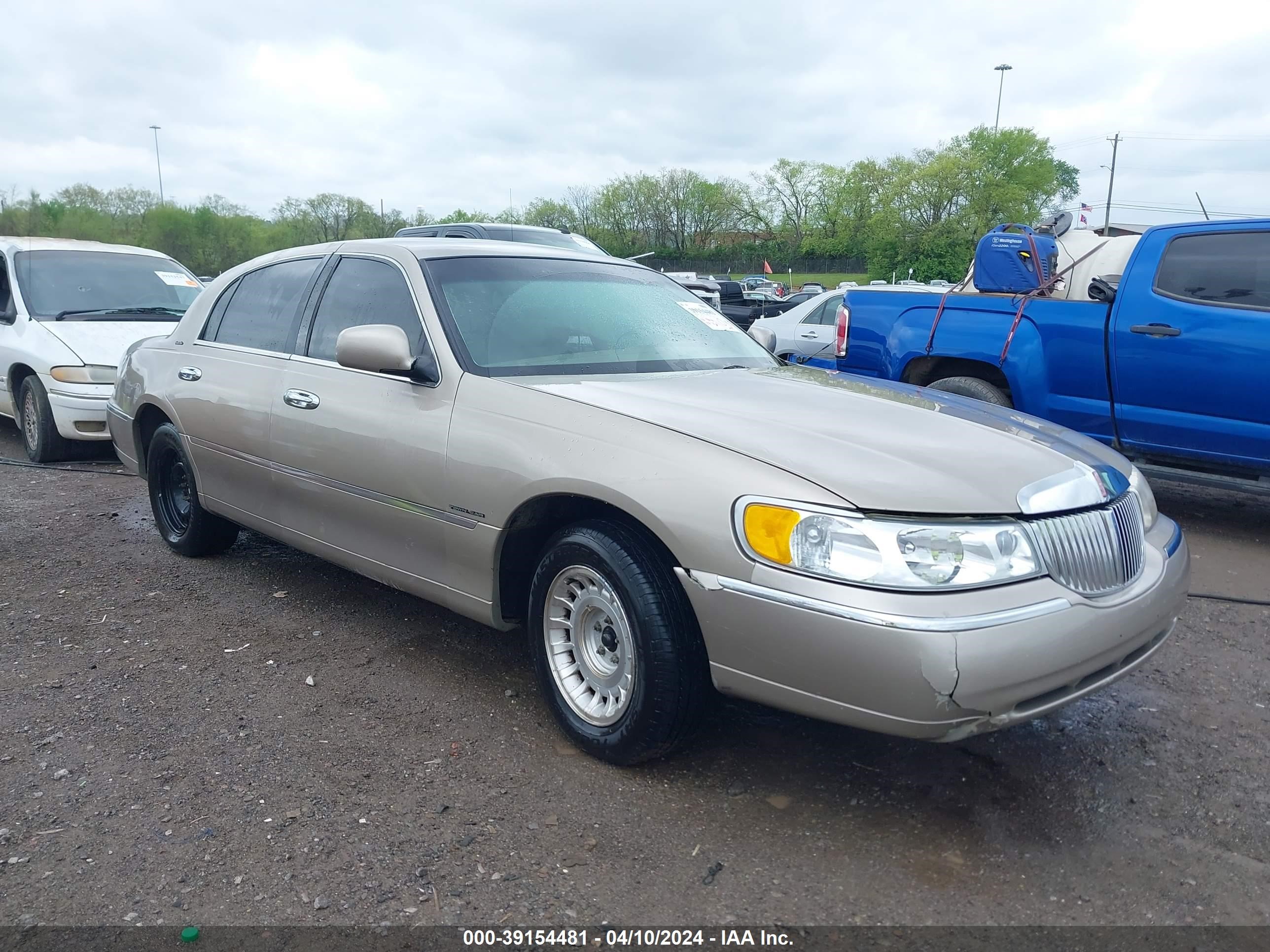 lincoln town car 2000 1lnhm81w5yy778246