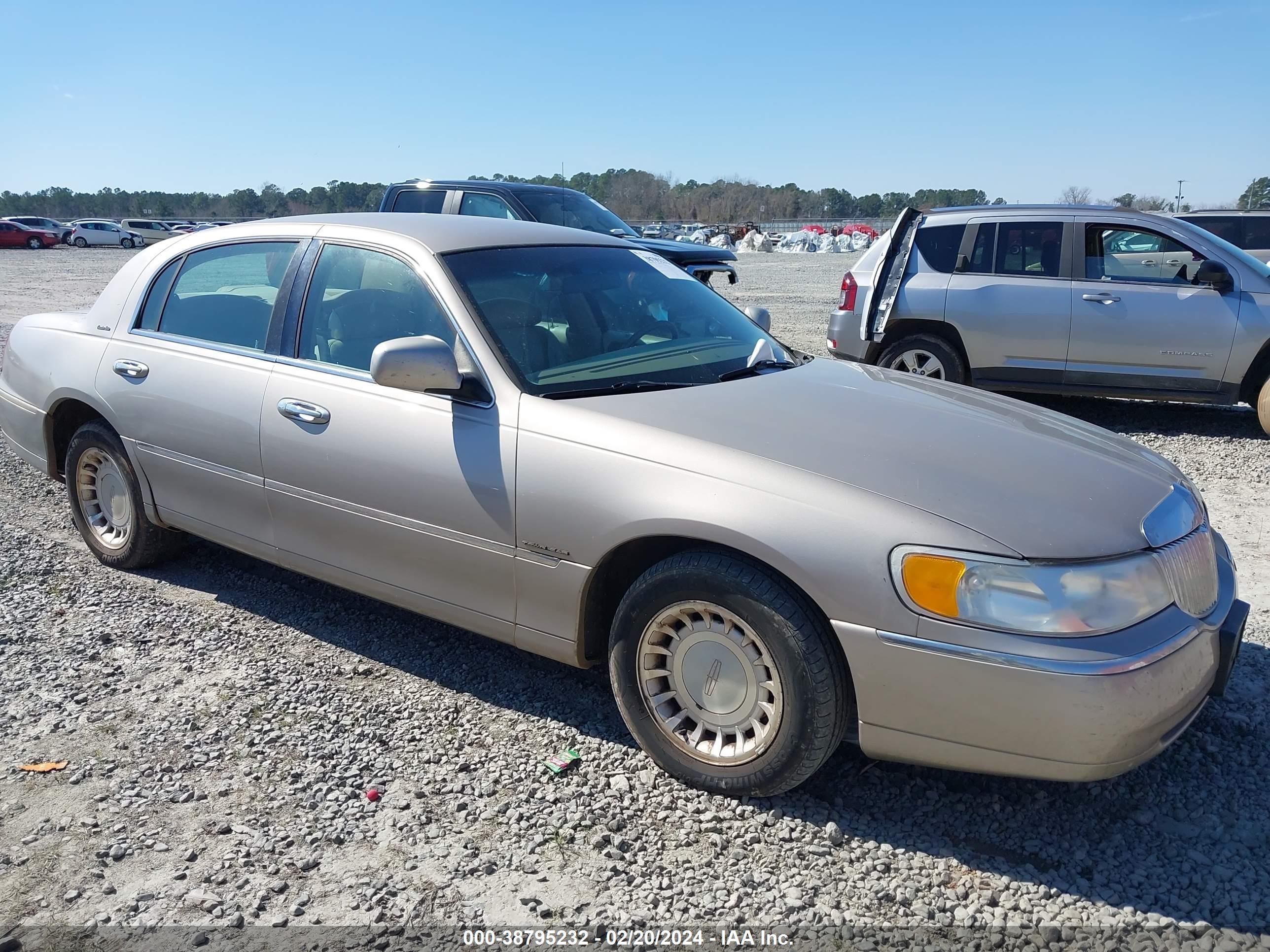 lincoln town car 2000 1lnhm81w6yy805213