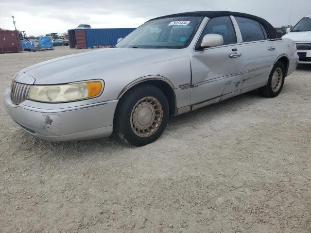 lincoln town car e 2002 1lnhm81w82y671926