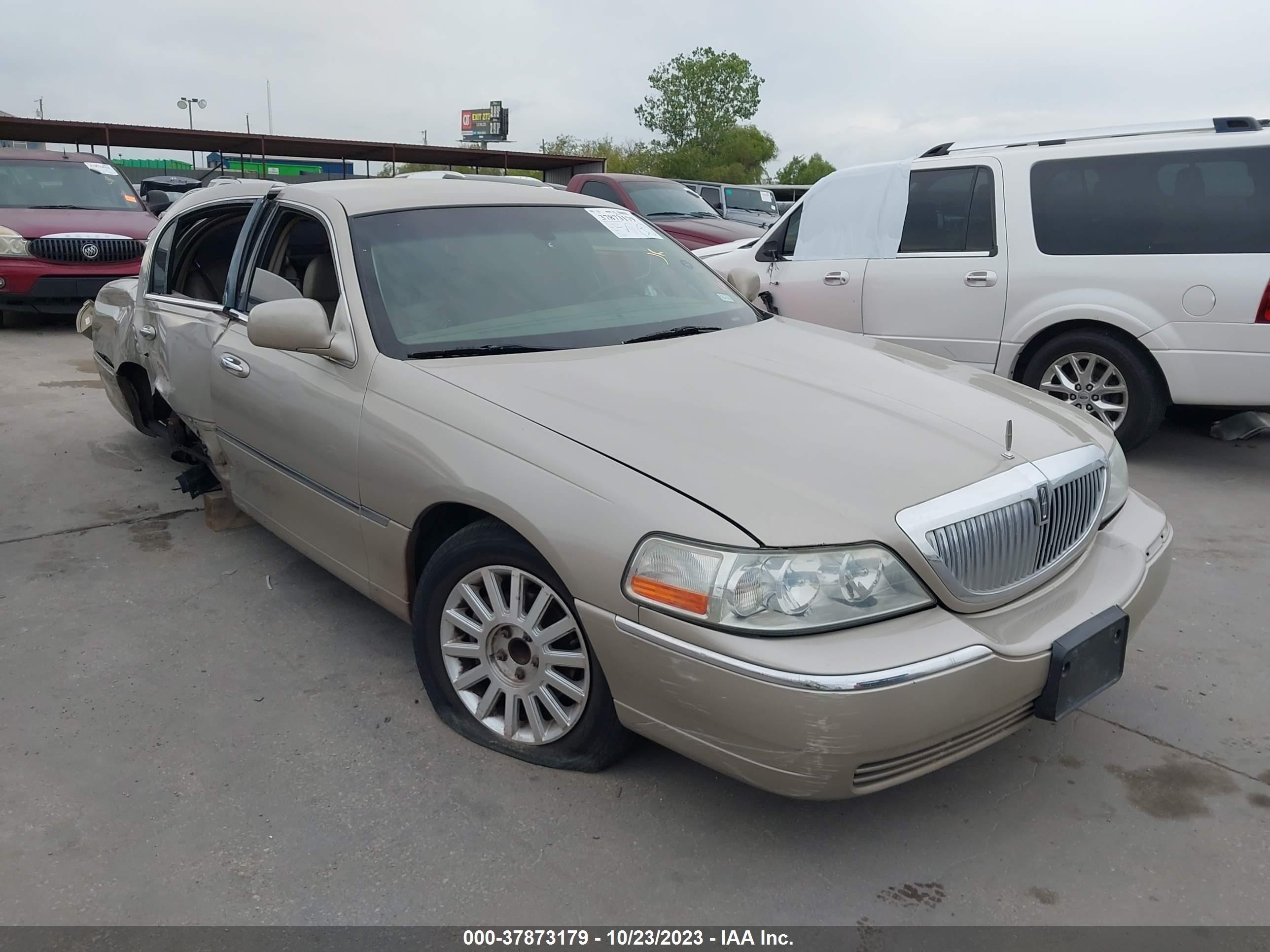 lincoln town car 2004 1lnhm81w84y651081