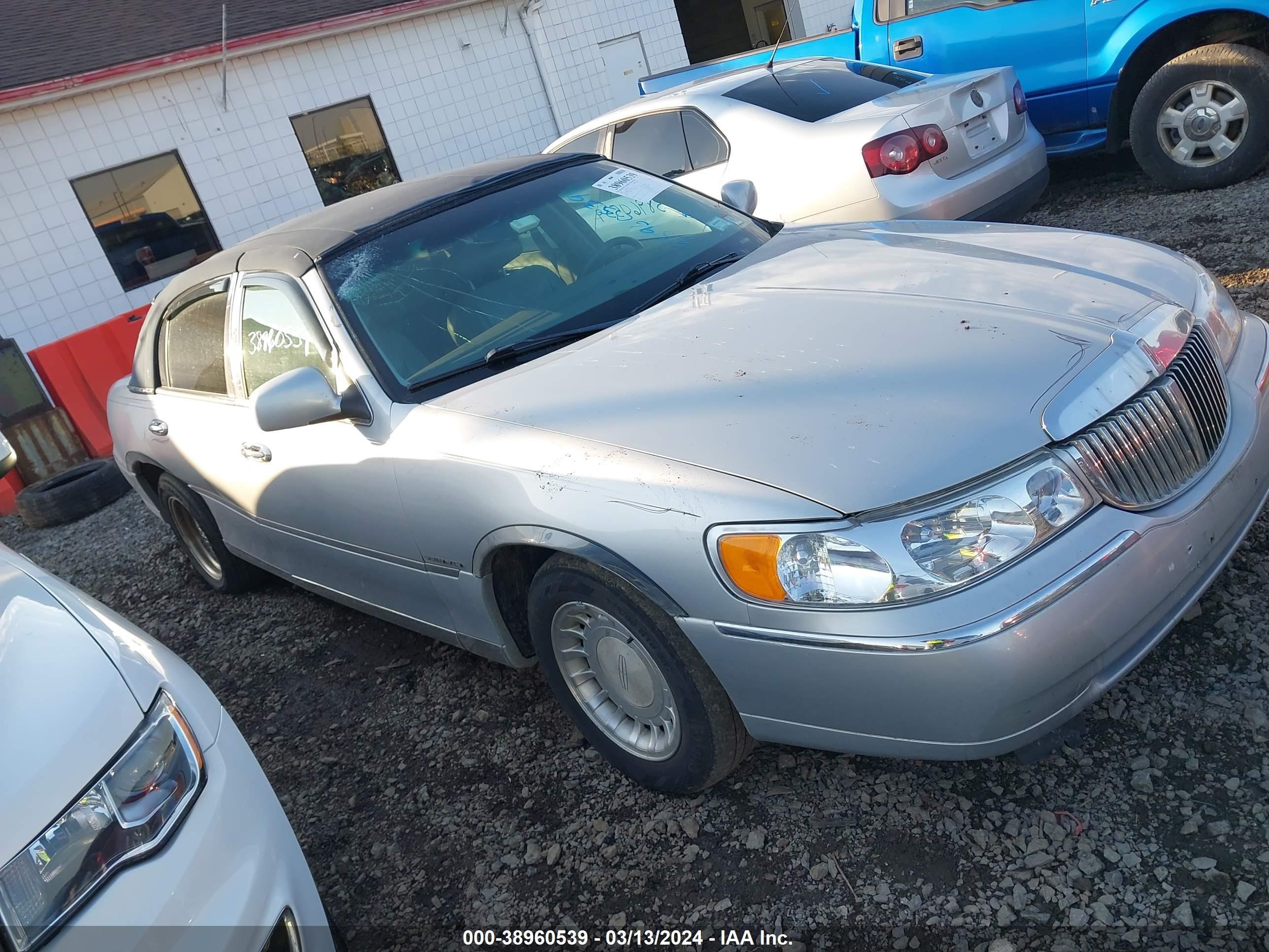 lincoln town car 2000 1lnhm81w8yy831635