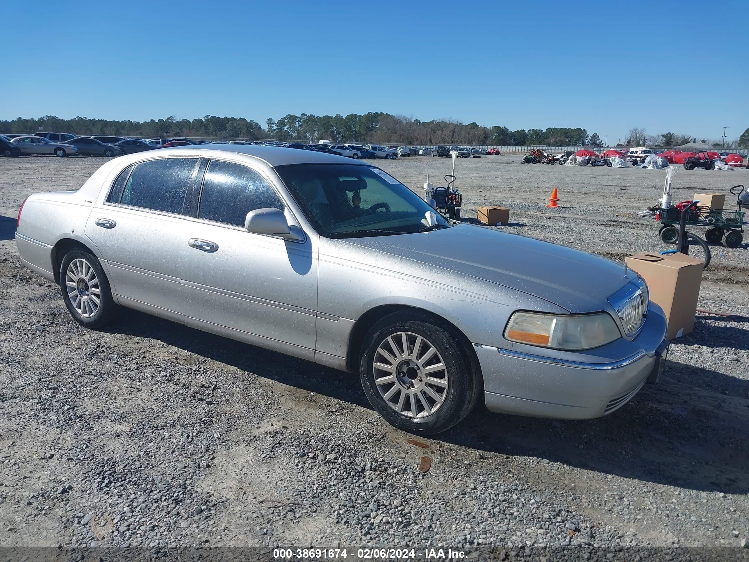 lincoln town car 2003 1lnhm81w93y685089