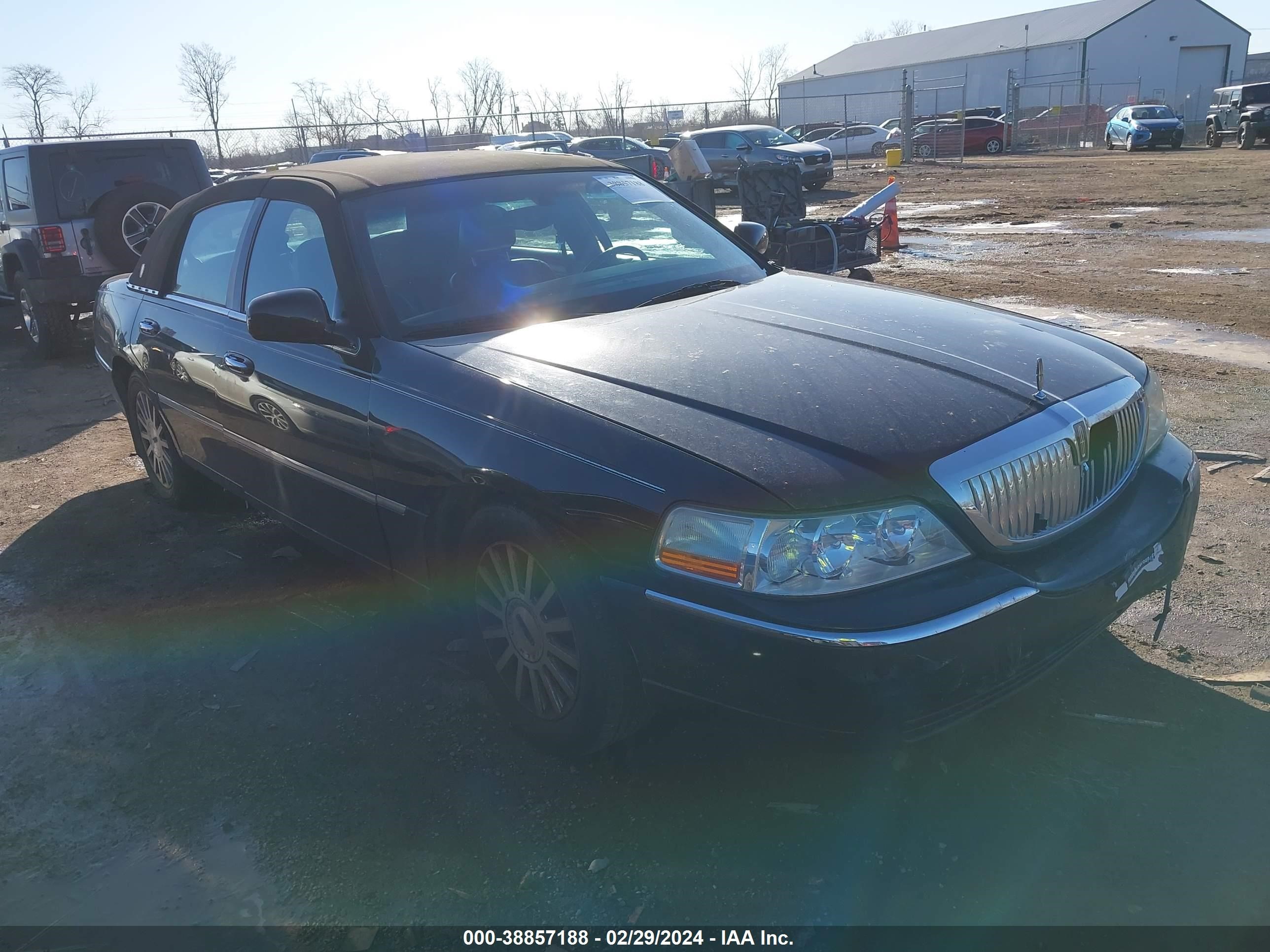 lincoln town car 2003 1lnhm81w93y686629