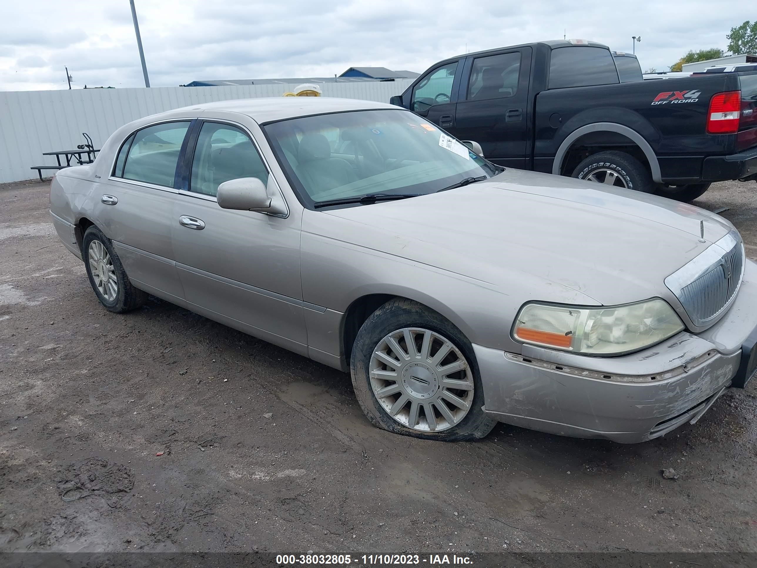 lincoln town car 2003 1lnhm81w93y704224