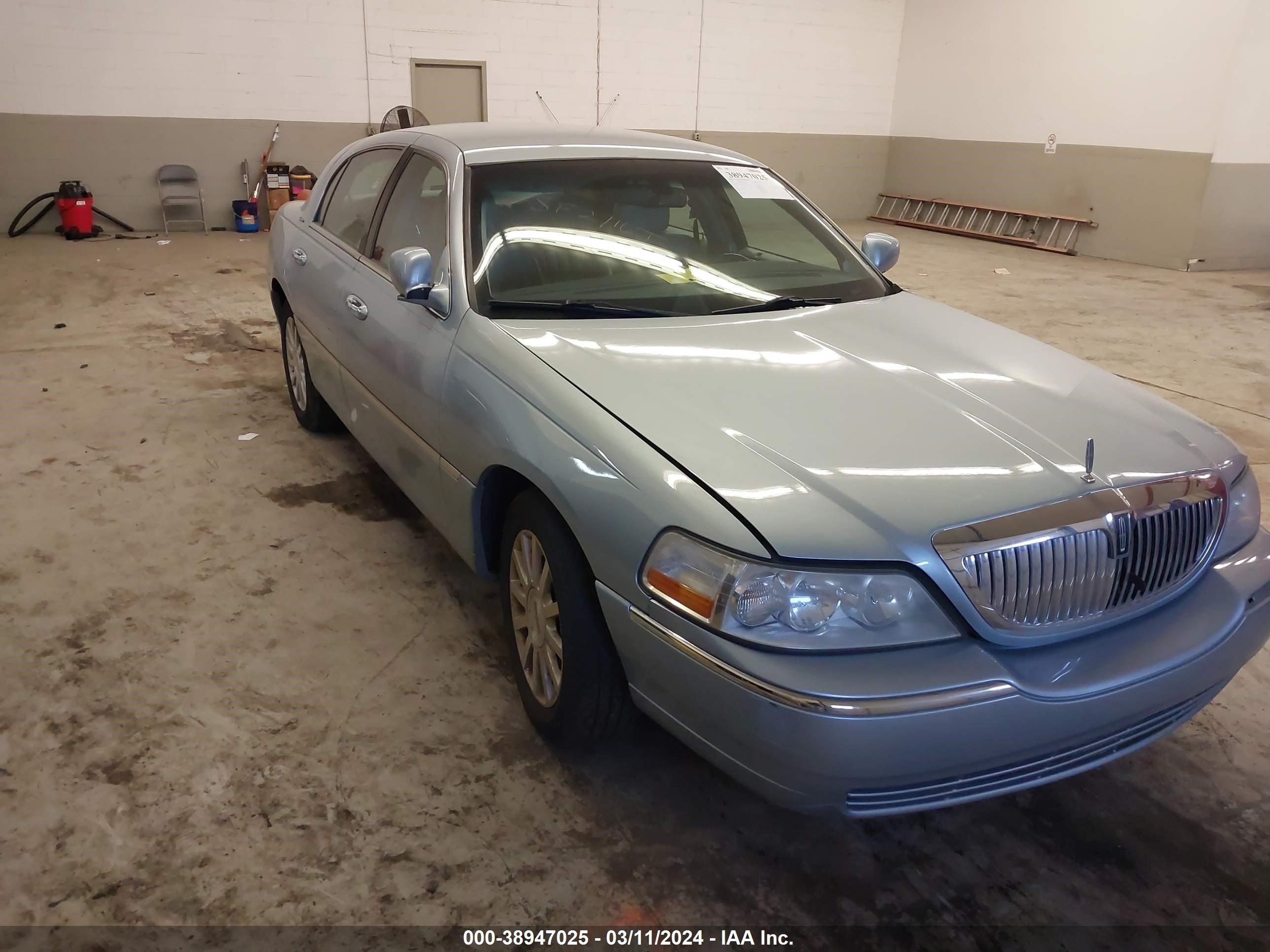 lincoln town car 2007 1lnhm81w97y624430