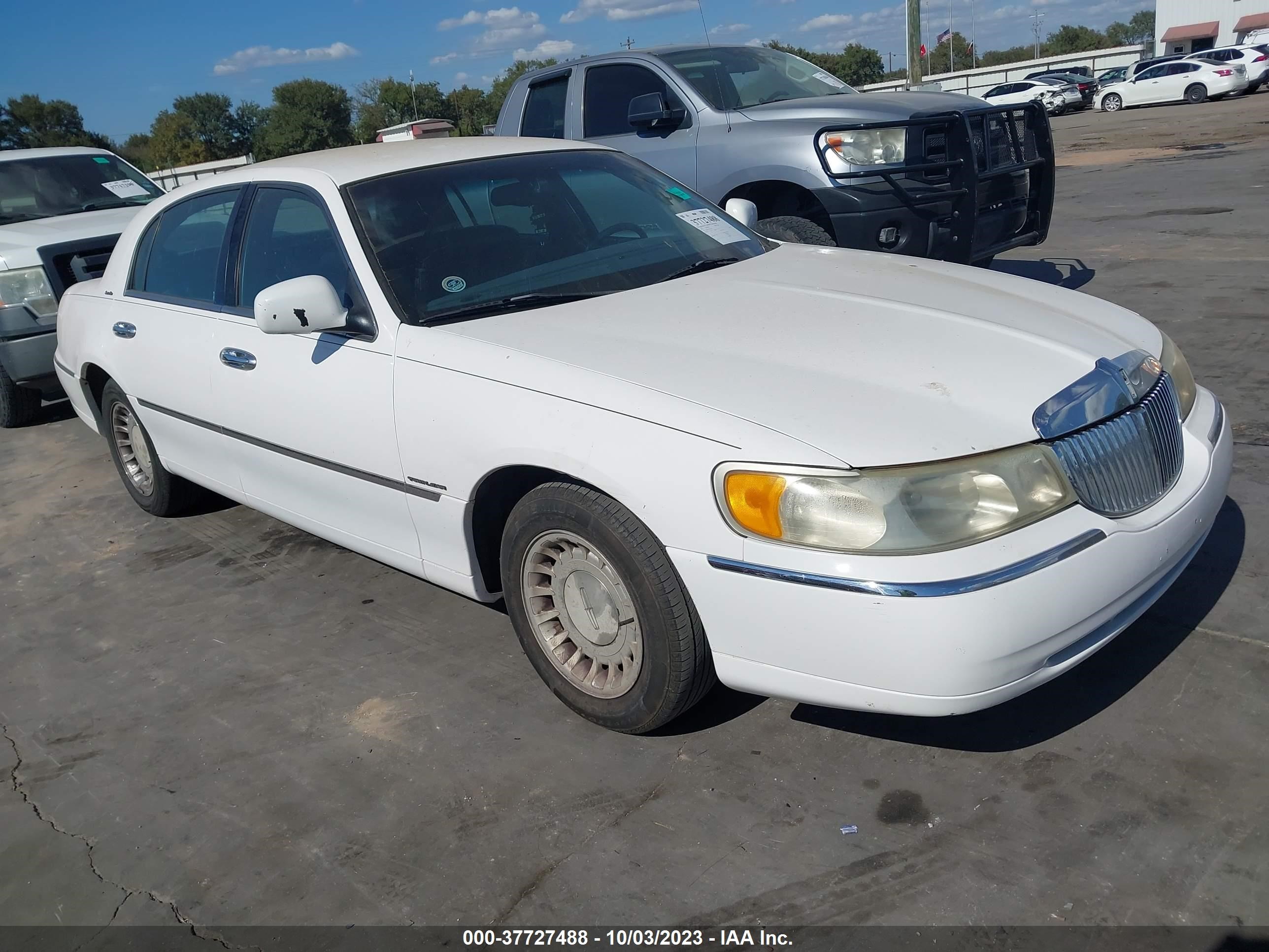 lincoln town car 2001 1lnhm81wx1y629479