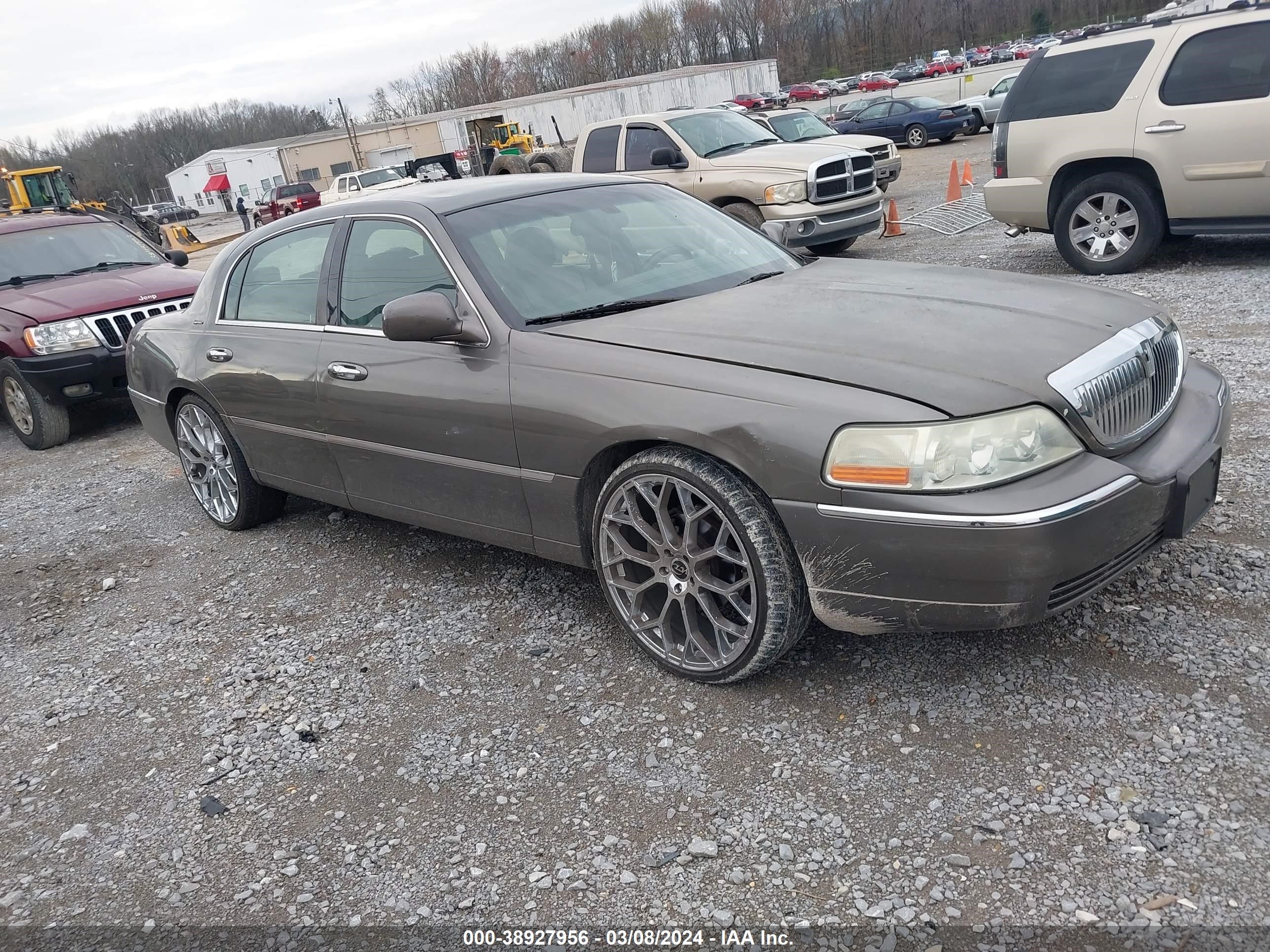 lincoln town car 2004 1lnhm81wx4y618065