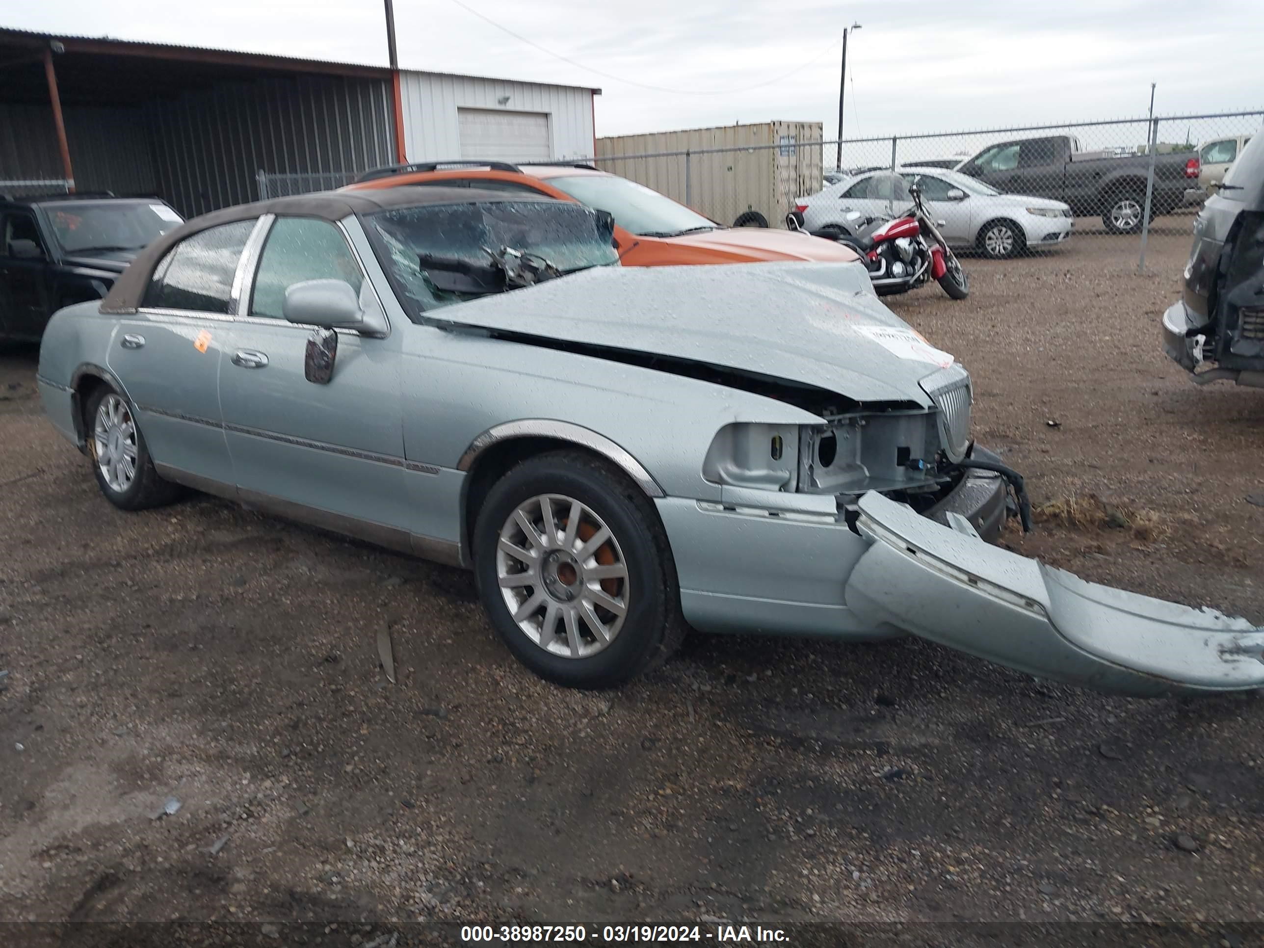 lincoln town car 2007 1lnhm82v67y611463