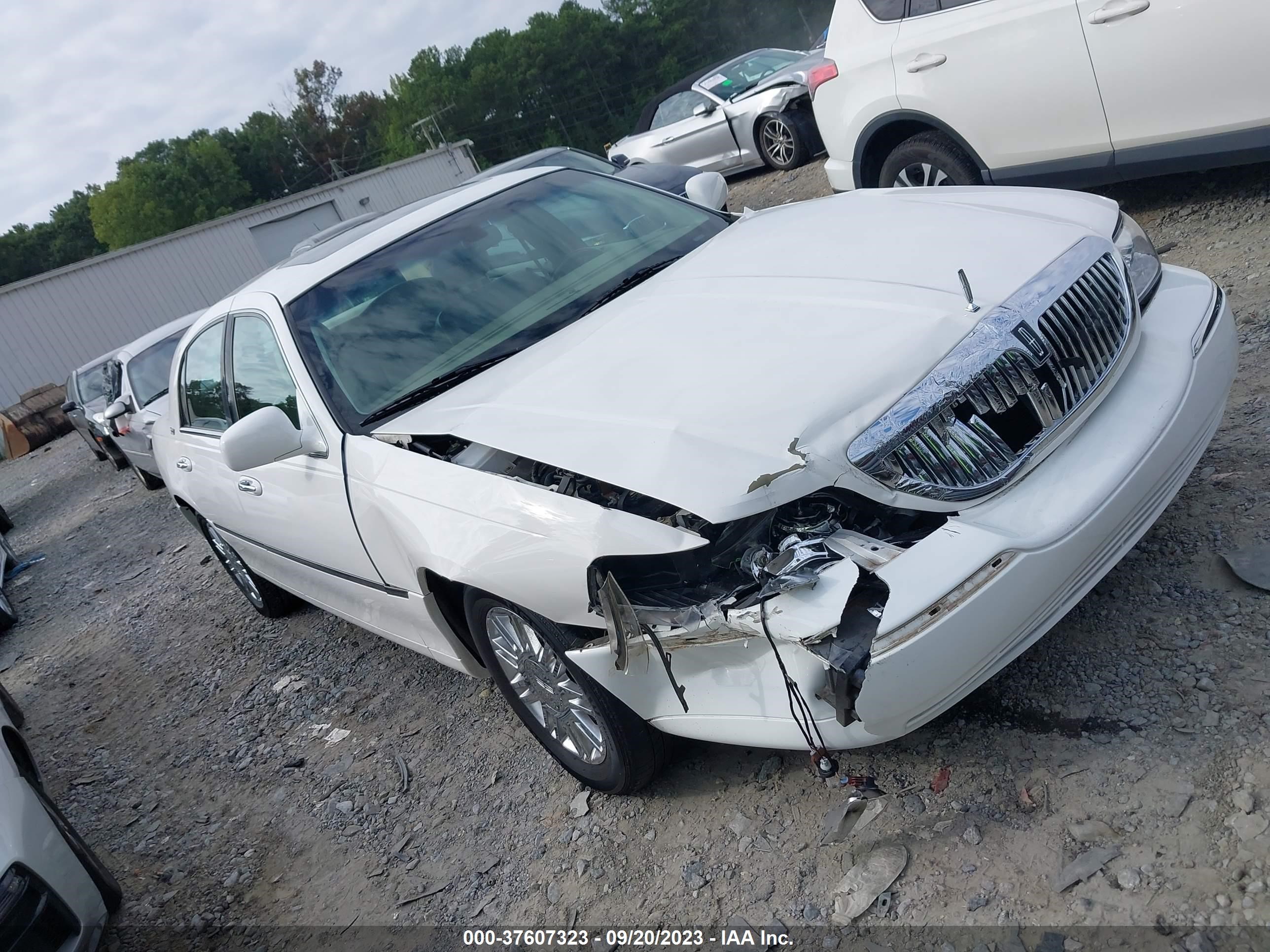 lincoln town car 2006 1lnhm82v86y641286