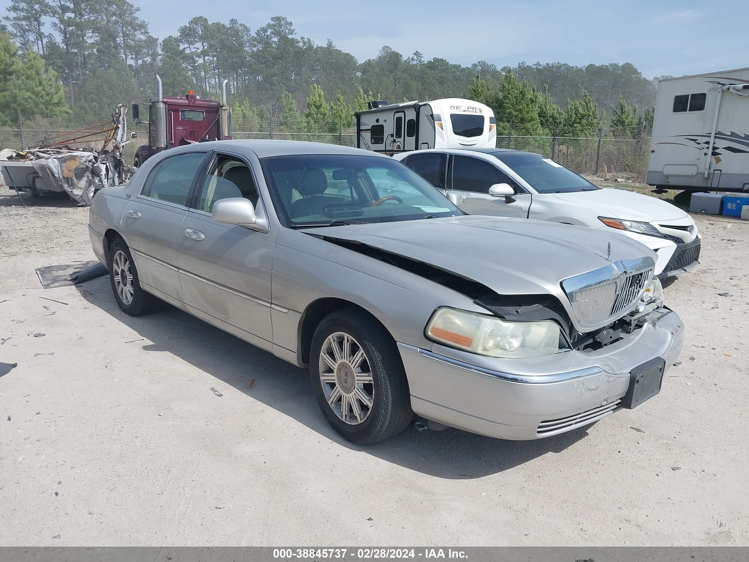 lincoln town car 2007 1lnhm82v87y600822