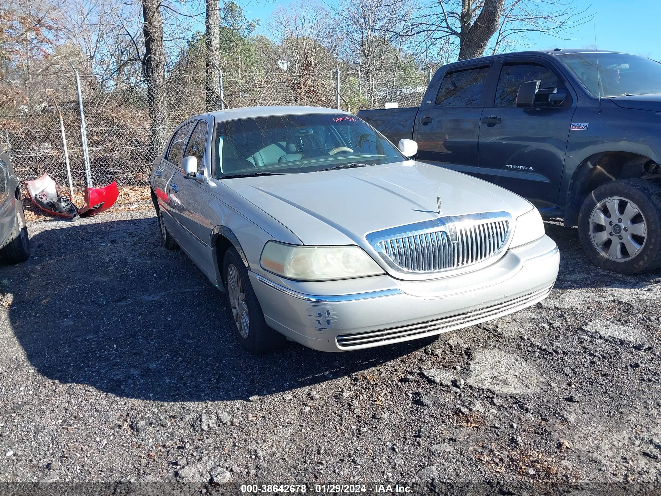 lincoln town car 2003 1lnhm82w03y640752