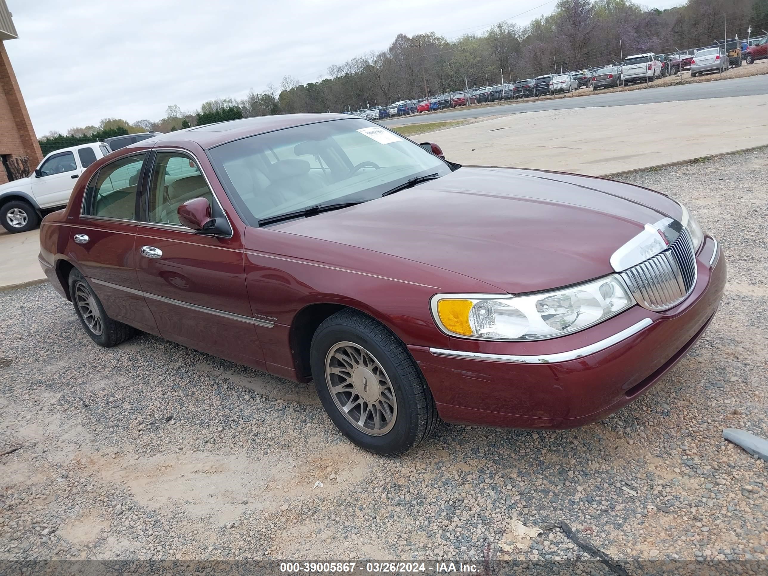 lincoln town car 2002 1lnhm82w12y649460