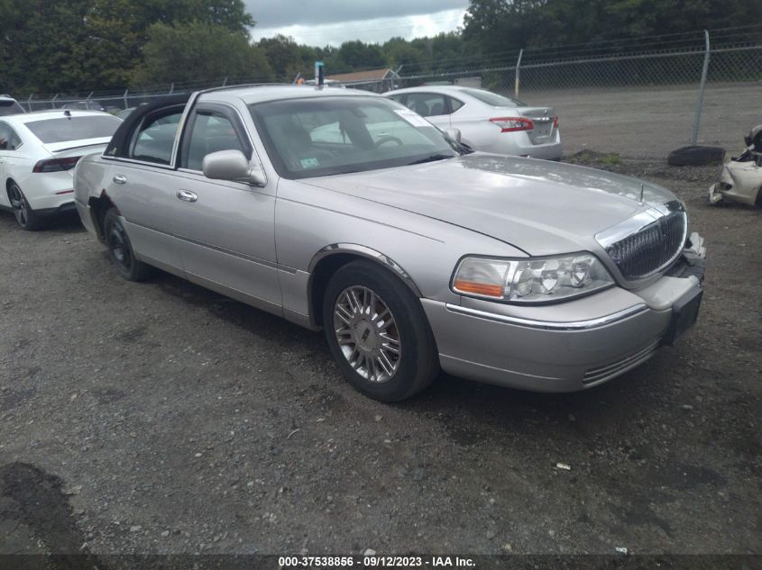 lincoln town car 2003 1lnhm82w23y671923