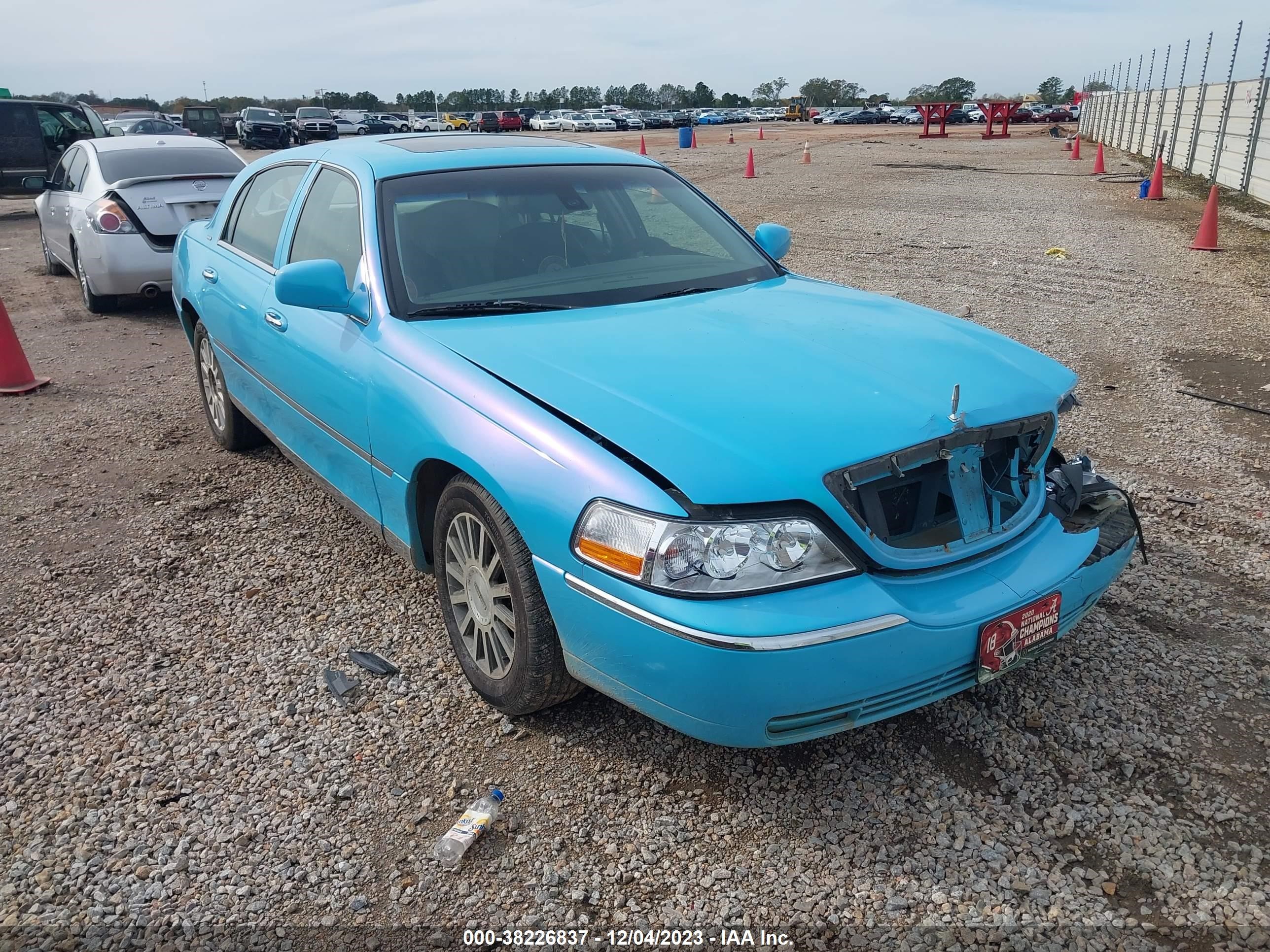 lincoln town car 2003 1lnhm82w23y680377