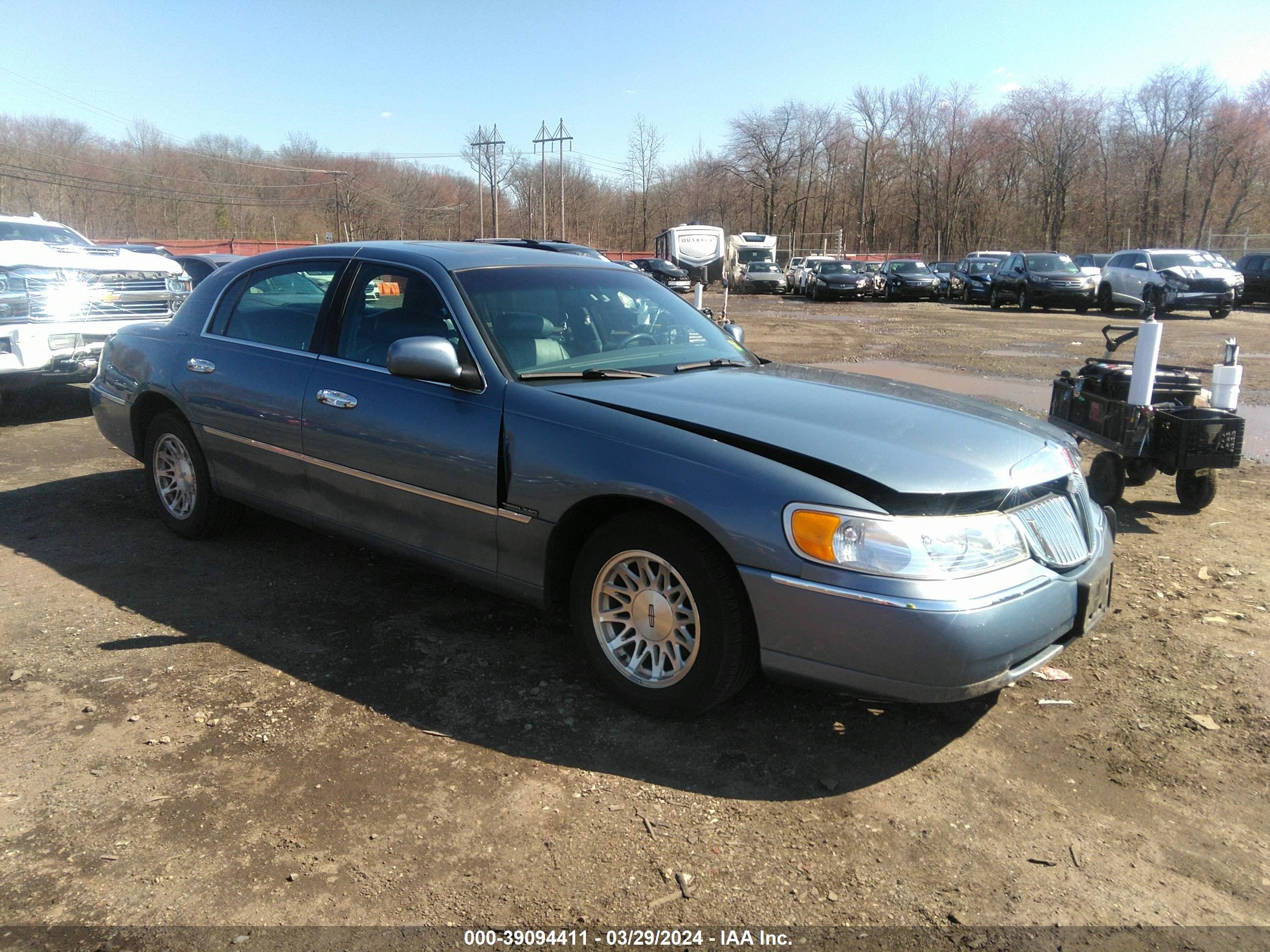 lincoln town car 1999 1lnhm82w2xy701525