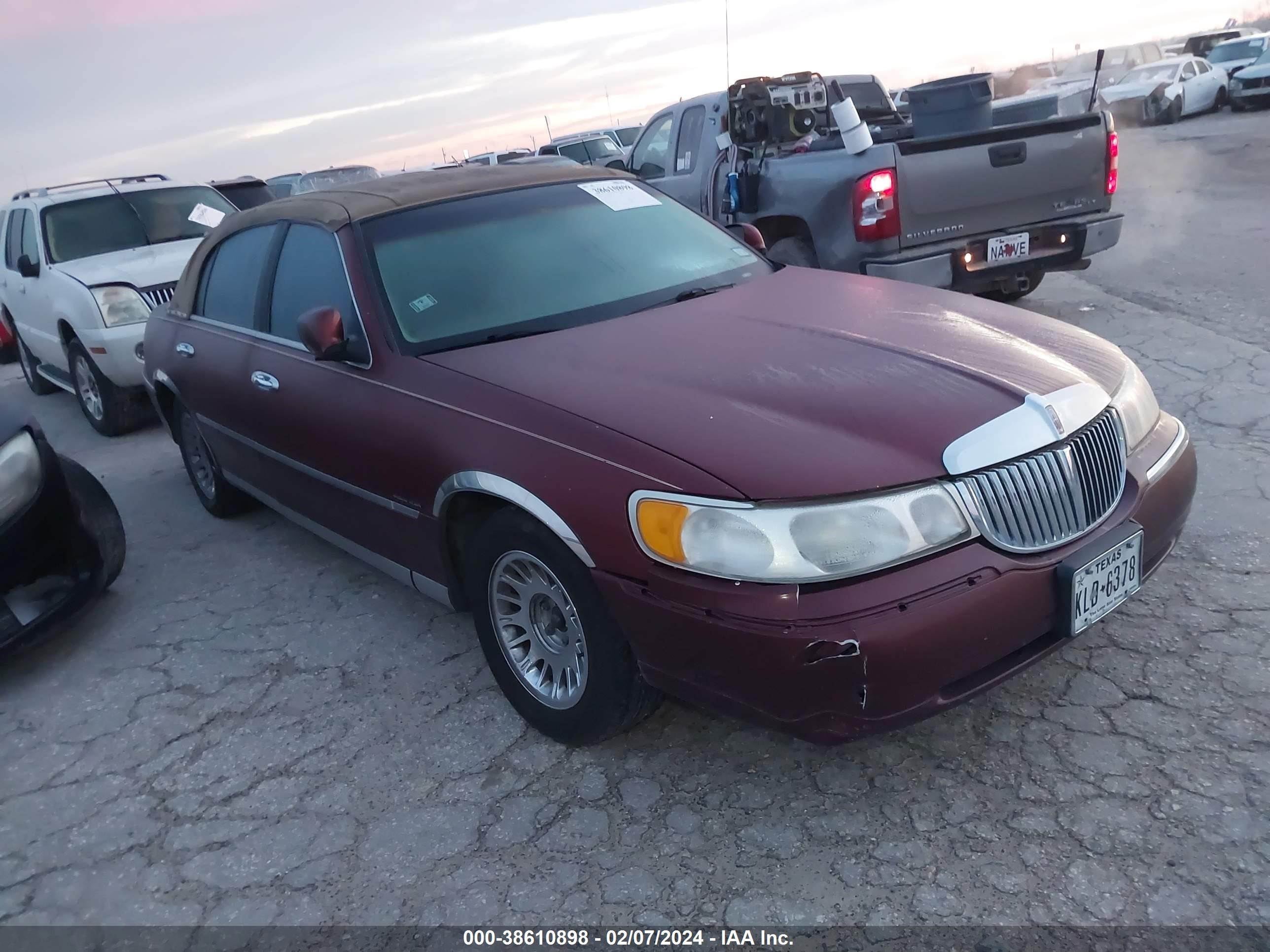 lincoln town car 2000 1lnhm82w2yy802291