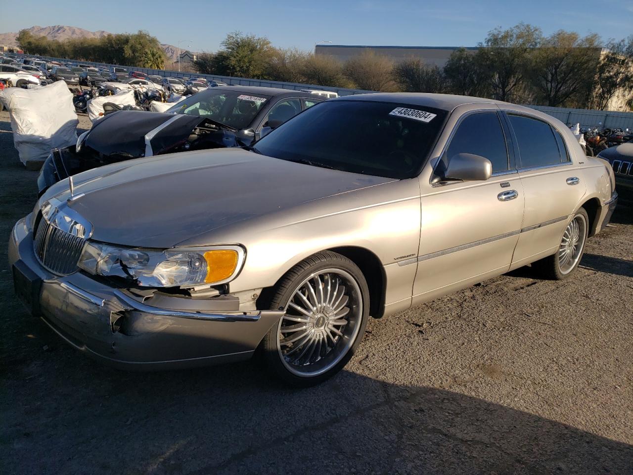 lincoln town car 2000 1lnhm82w2yy843858